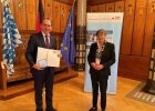 19.11.2021: Herr Erster Bürgermeister Bernd Rebhan, Küps, erhält von der Regierungspräsidentin von Oberfranken, Heidrun Piwernetz, die Kommunale Verdienstmedaille in Bronze ausgehändigt.