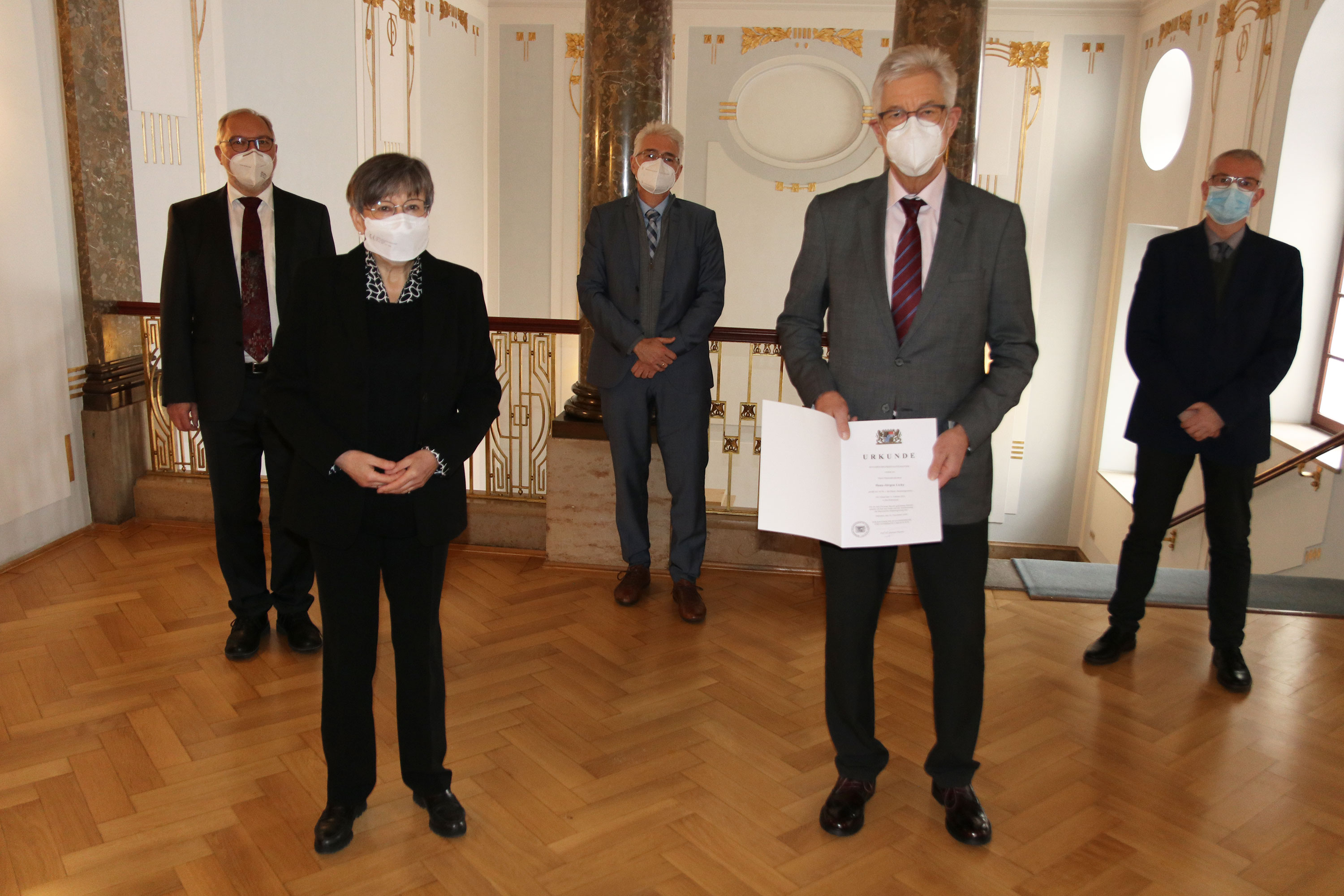 Von links nach rechts: Jürgen Keil, Regierungspräsidentin Heidrun Piwernetz, Stefan Kuen, Hans-Jürgen Lichy und Gerhard Topinka