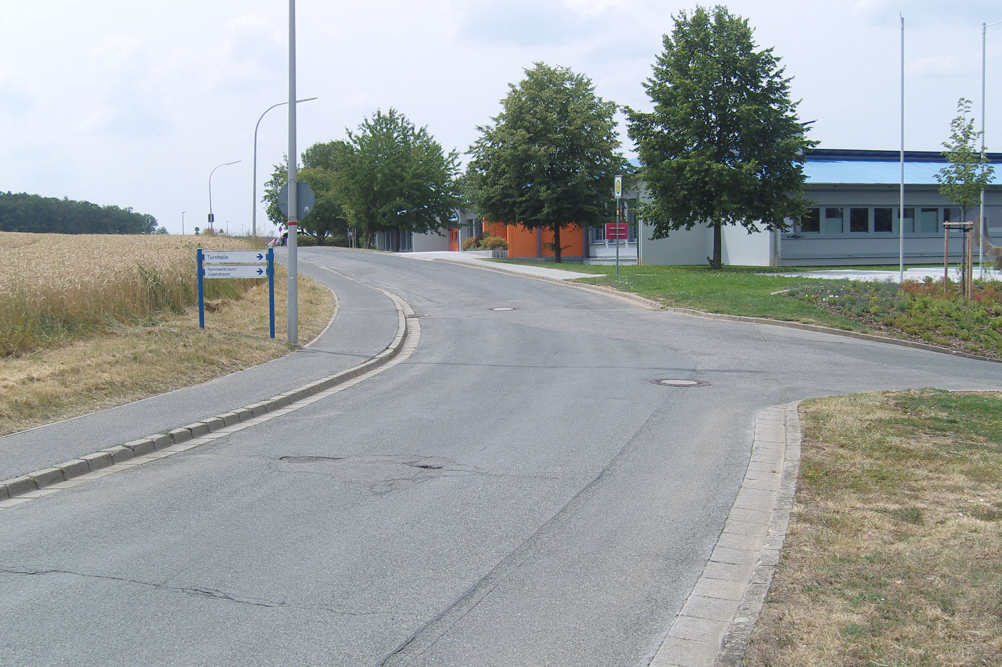 Die Straßenschäden in der Schulstraße in Großheirath.
