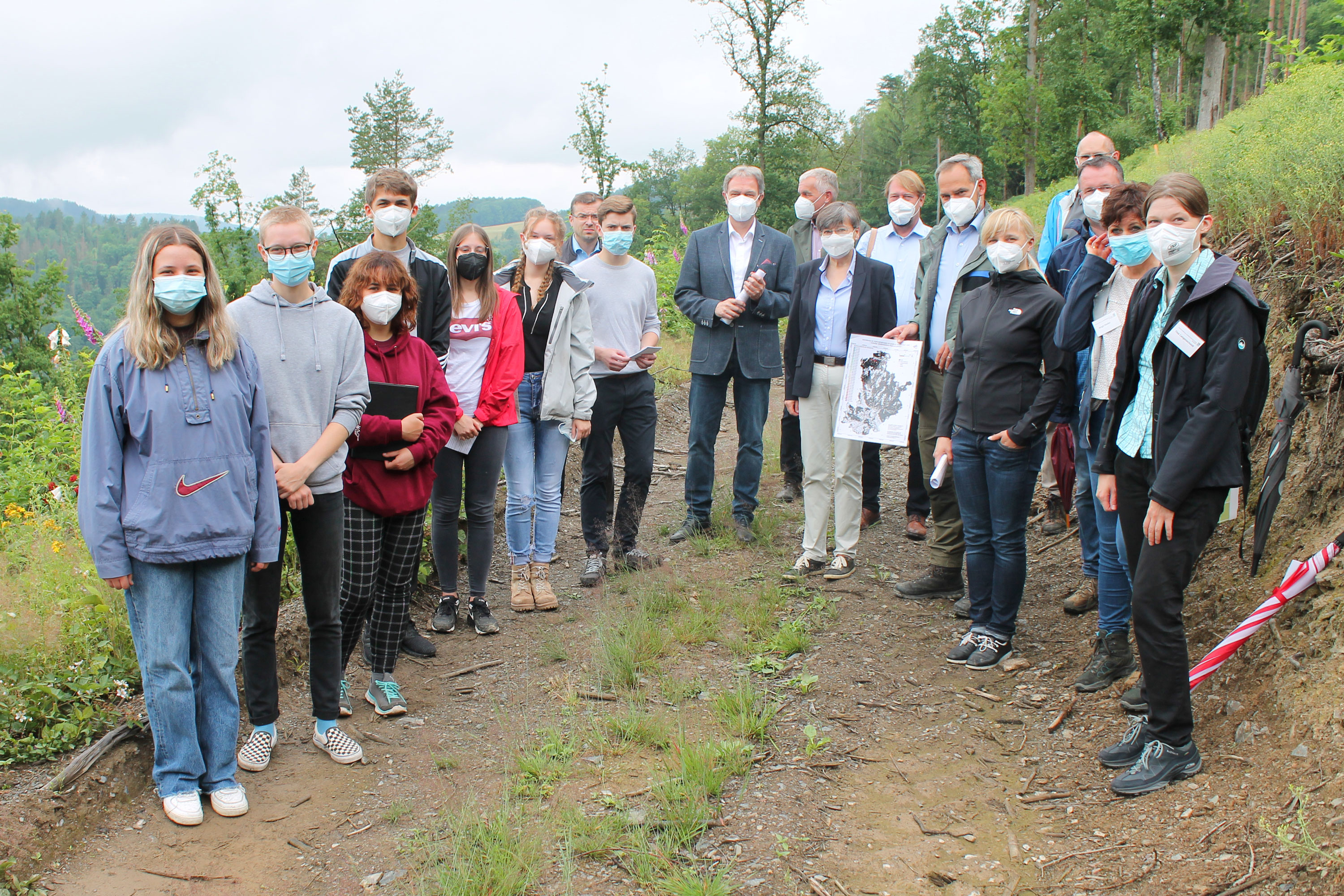 Regierungspräsidentin Heidrun Piwernetz, Landrat Klaus Löffler und der Leiter des Amtes für Ernährung, Landwirtschaft und Forsten Kulmbach (AELF), Dr. Michael Schmidt, machten sich gemeinsam mit Schülerinnen und Schülern des Frankenwaldgymnasiums und deren Lehrkräften sowie weiteren Vertreterinnen und Vertretern der Behörden ein Bild vor Ort. Regierungspräsidentin Heidrun Piwernetz, Landrat Klaus Löffler und der Leiter des Amtes für Ernährung, Landwirtschaft und Forsten Kulmbach (AELF), Dr. Michael Schmidt, machten sich gemeinsam mit Schülerinnen und Schülern des Frankenwaldgymnasiums und deren Lehrkräften sowie weiteren Vertreterinnen und Vertretern der Behörden ein Bild vor Ort.