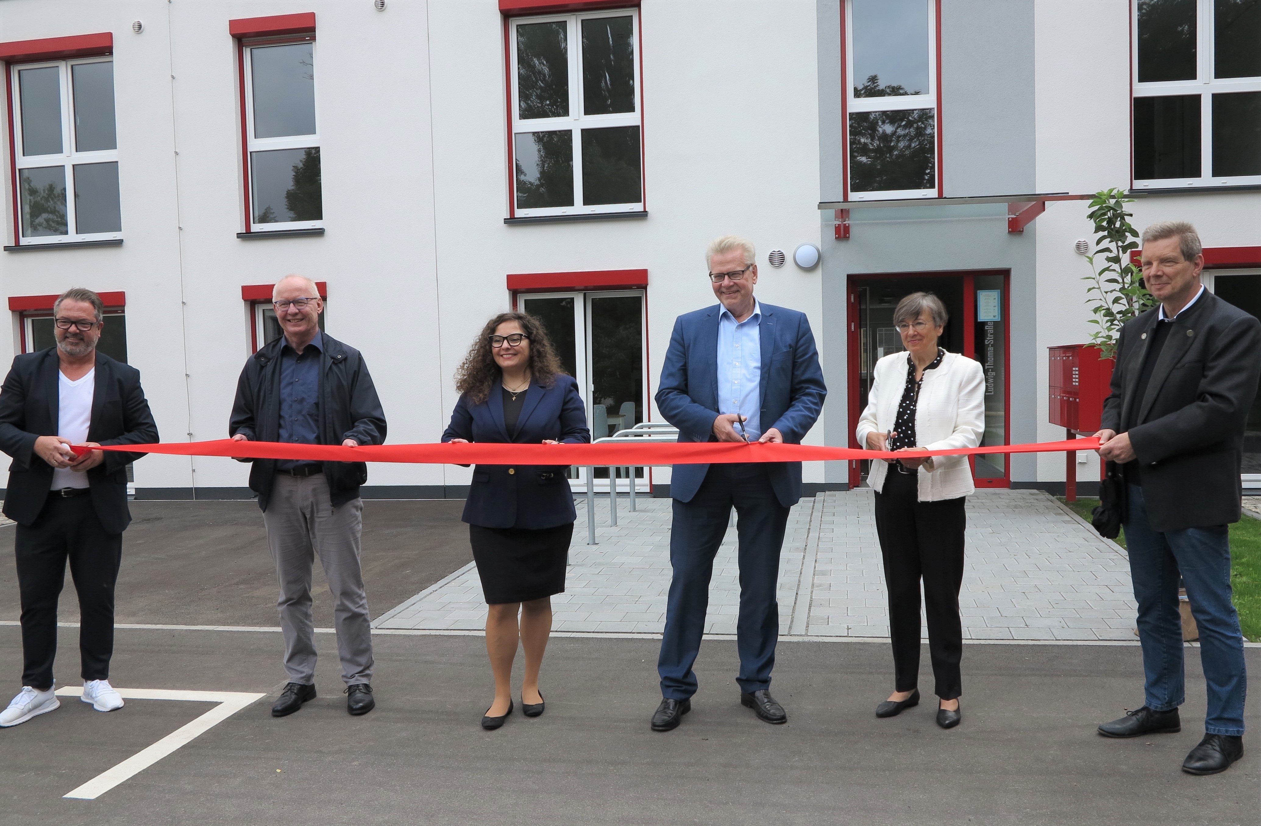 V.l.n.r.: Peter Stollberg (Regierung von Oberfranken, Arbeitsbereichsleiter Wohnungspakt), Bernd Klein (Fischer Planen und Bauen GmbH), Marie-Luise Krammer (Abteilungsleiterin am Staatlichen Bauamt Bayreuth), Thomas Ebersberger (Oberbürgermeister Stadt Bayreuth), Heidrun Piwernetz (Regierungspräsidentin von Oberfranken), Stefan Krug (Regierung von Oberfranken, Bereichsleiter Sicherheit, Kommunales und Soziales) V.l.n.r.: Peter Stollberg (Regierung von Oberfranken, Arbeitsbereichsleiter Wohnungspakt), Bernd Klein (Fischer Planen und Bauen GmbH), Marie-Luise Krammer (Abteilungsleiterin am Staatlichen Bauamt Bayreuth), Thomas Ebersberger (Oberbürgermeister Stadt Bayreuth), Heidrun Piwernetz (Regierungspräsidentin von Oberfranken), Stefan Krug (Regierung von Oberfranken, Bereichsleiter Sicherheit, Kommunales und Soziales)