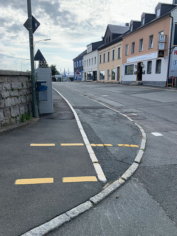 Gehwege der Bayreuther Straße in Münchberg im Bestand Gehwege der Bayreuther Straße in Münchberg im Bestand
