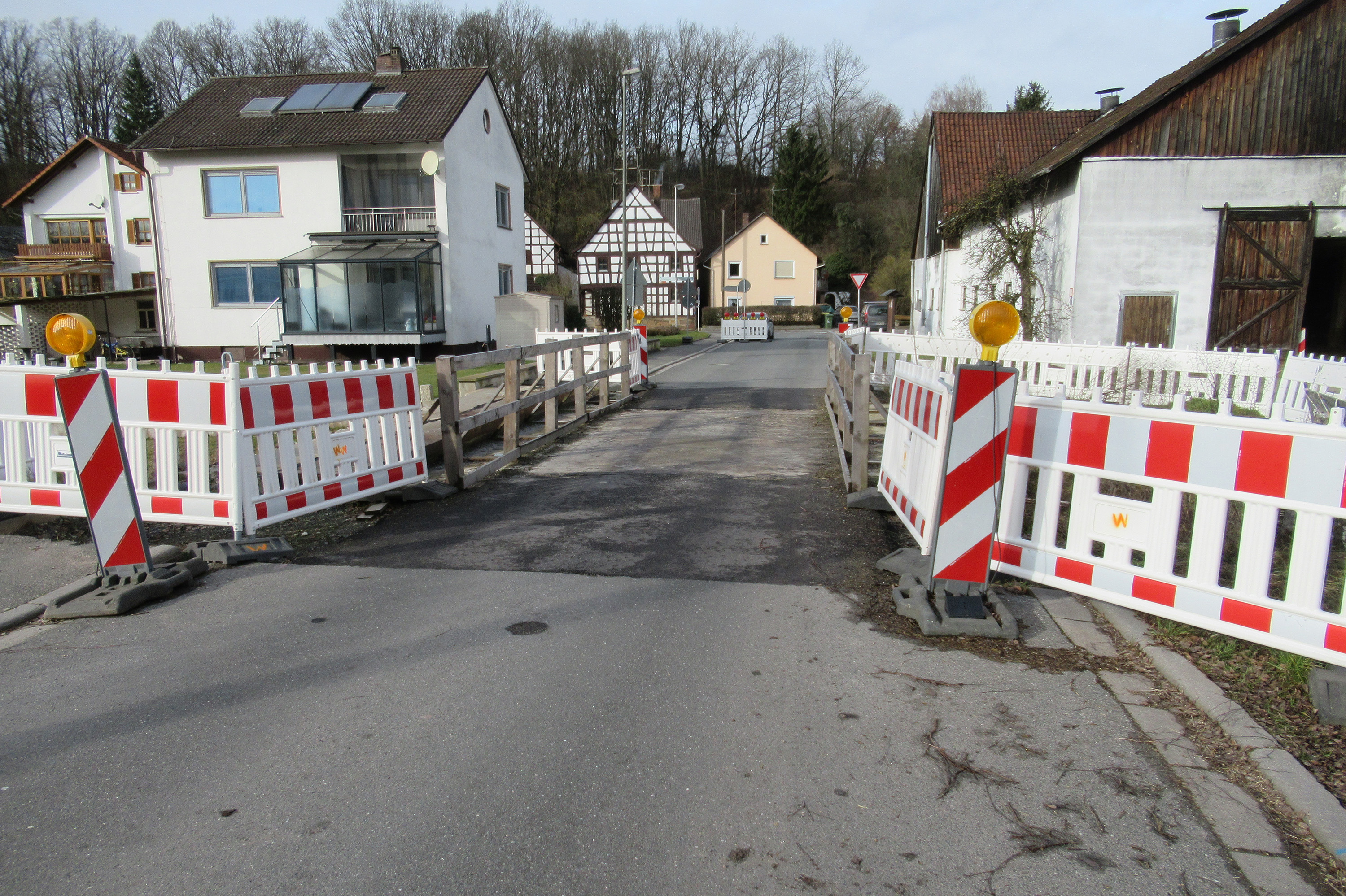 Hergramsdorfer Straße in Altenhof mit den Schäden im Bestand.