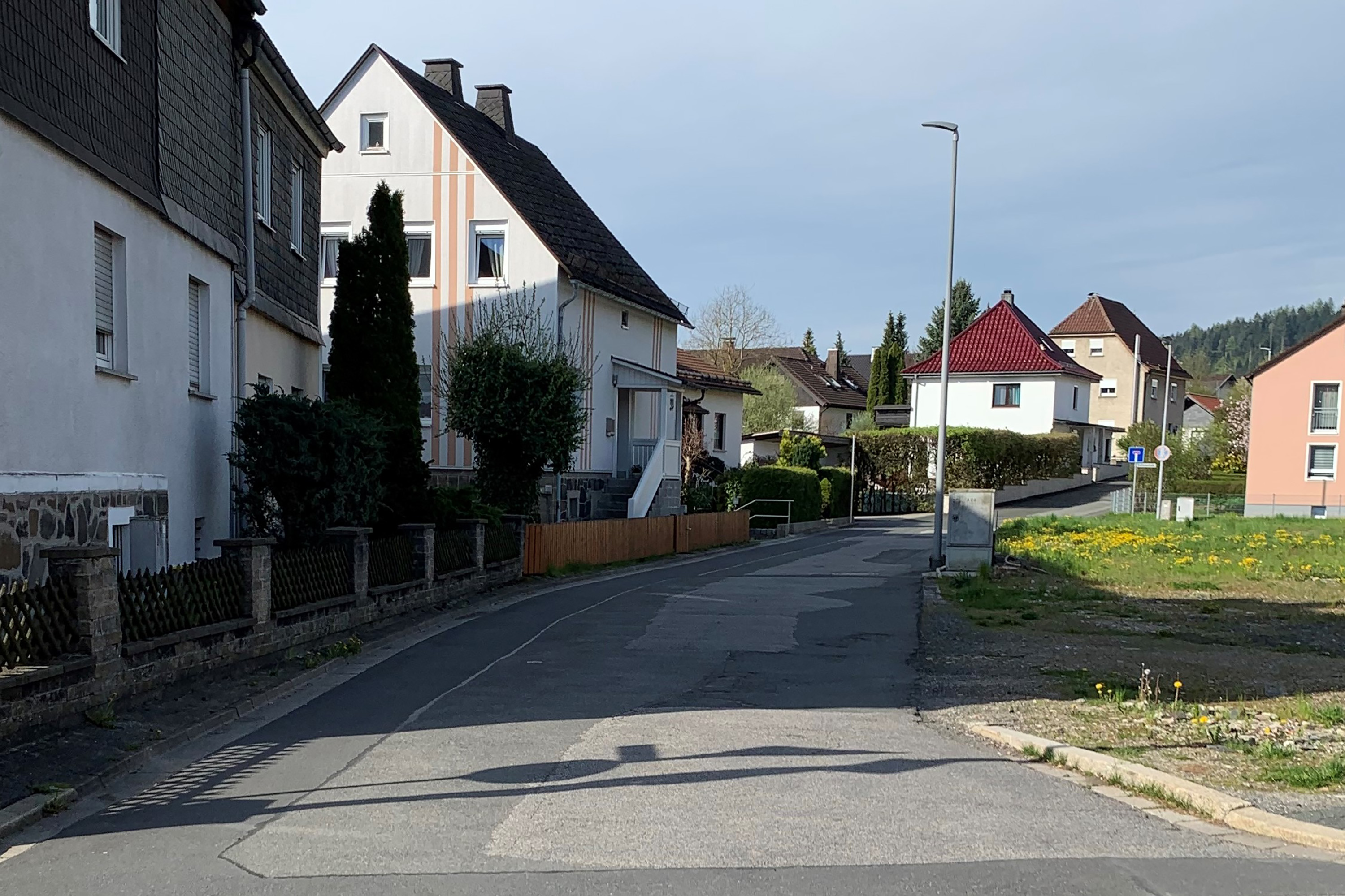 Schulstraße in Rothenkirchen mit den Schäden im Bestand.