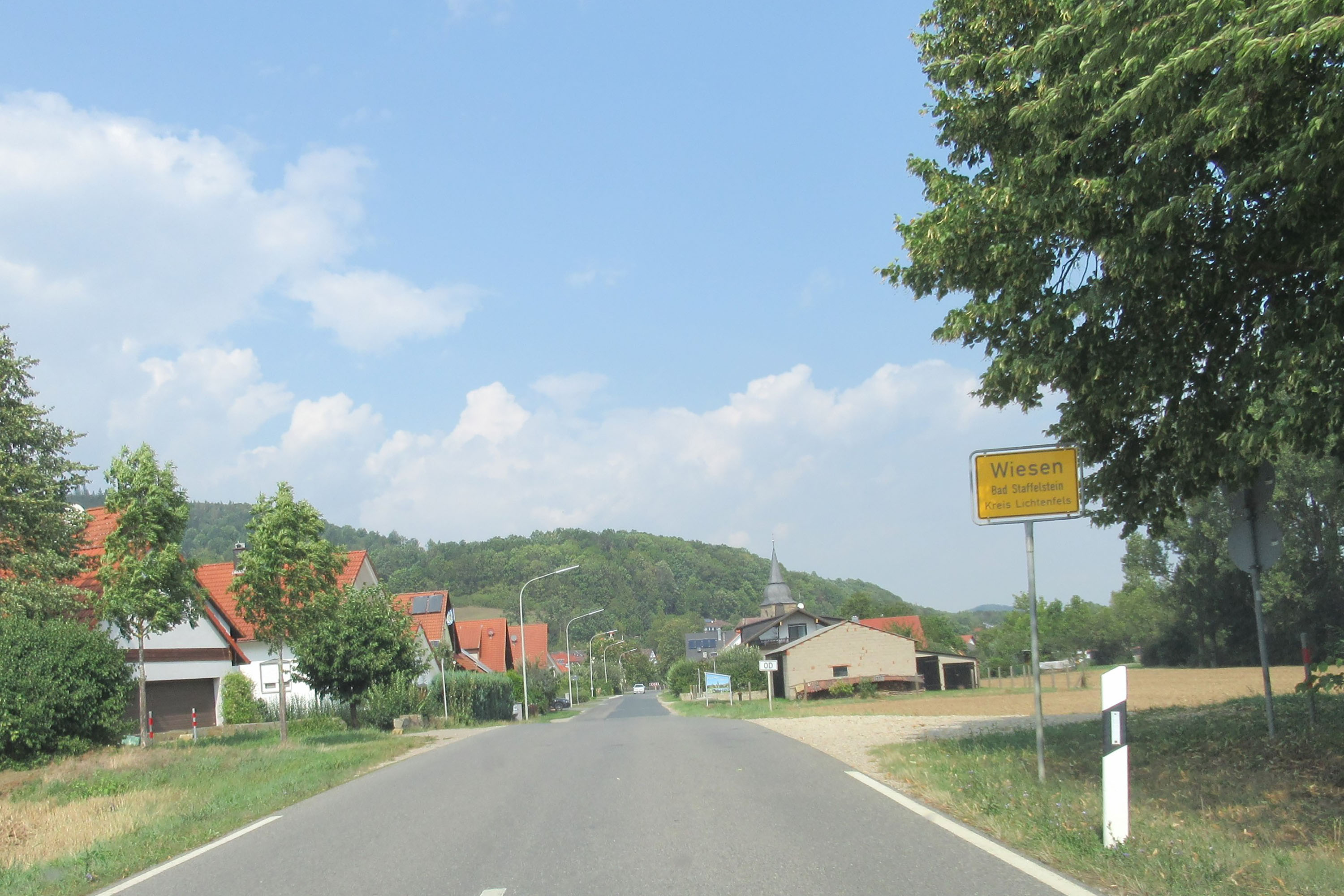Vorhandener Ortseingangsbereich Wiesen von Mönchshof kommend.