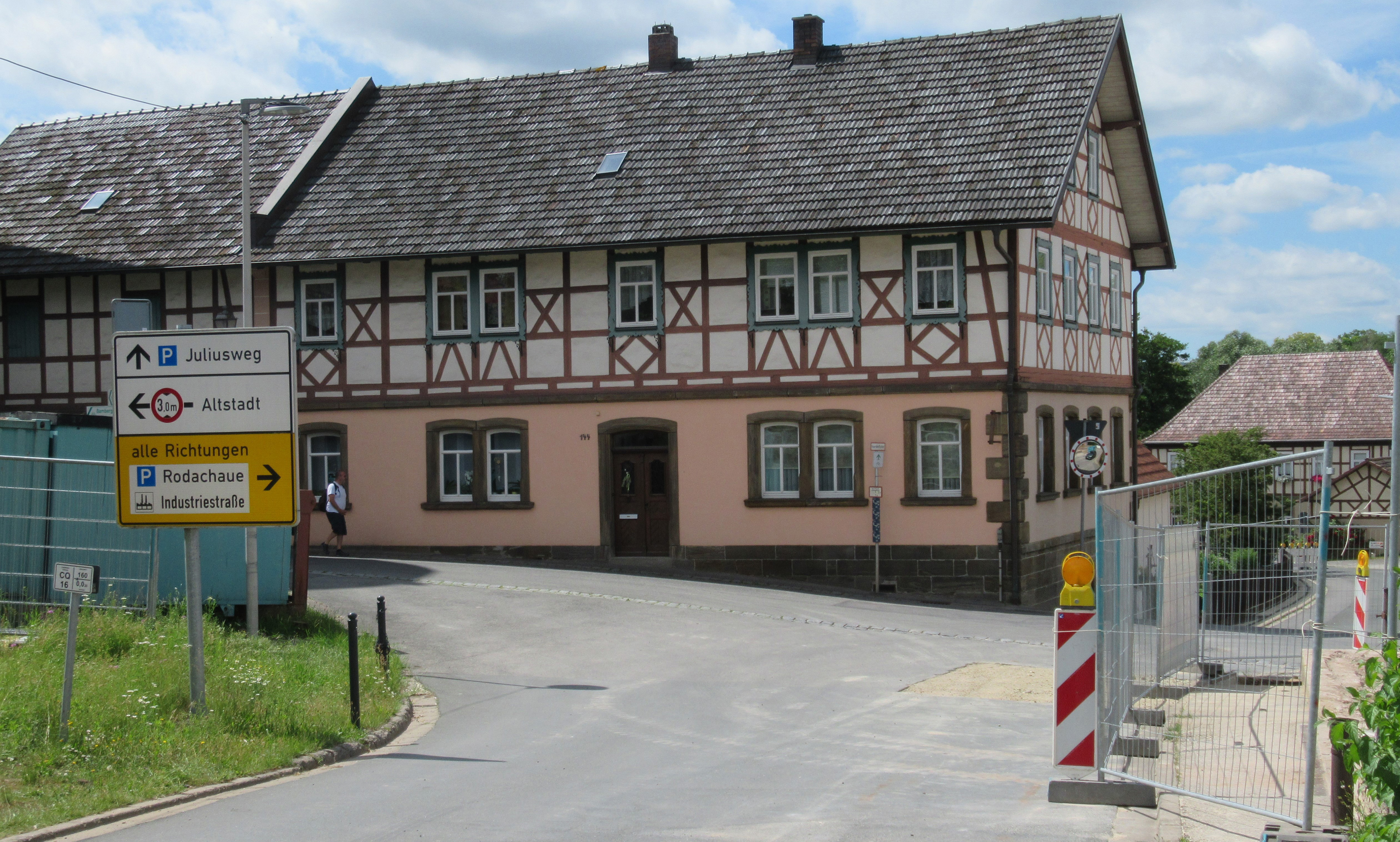 Bestehende Kreuzung der Staatsstraße 2204 mit der Kreisstraße CO 16 in Seßlach. Bestehende Kreuzung der Staatsstraße 2204 mit der Kreisstraße CO 16 in Seßlach.