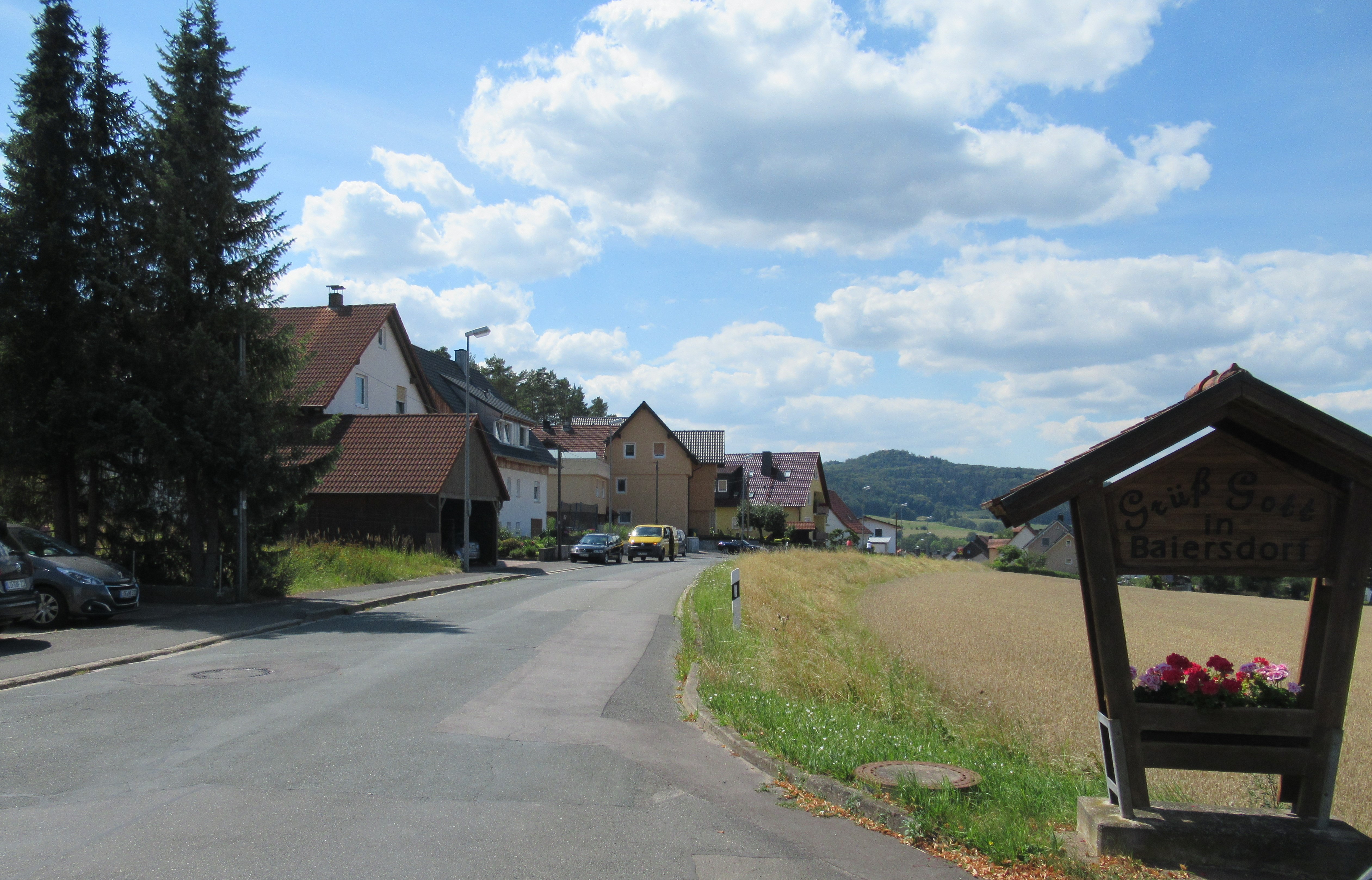 Blick in die Ortsdurchfahrt von Baiersdorf aus Richtung Maineck kommend