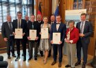 Regierungspräsidentin von Oberfranken Heidrun Piwernetz hat heute Fabian Langheinrich, Matthias Bär, Marisa Döhla und Arnold Köppel (von links nach rechts mit Meisterbriefen in der Hand) aus dem Landkreis Hof die Meisterbriefe zur Landwirtschaftsmeisterin/zum Landwirtschaftsmeister überreicht.