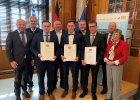 Regierungspräsidentin von Oberfranken Heidrun Piwernetz hat heute Christian Schirbel, Manuel Arnold und Lukas Haberberger (von links nach rechts mit Meisterbriefen in der Hand) aus dem Landkreis Bayreuth die Meisterbriefe zum Landwirtschaftsmeister überreicht.