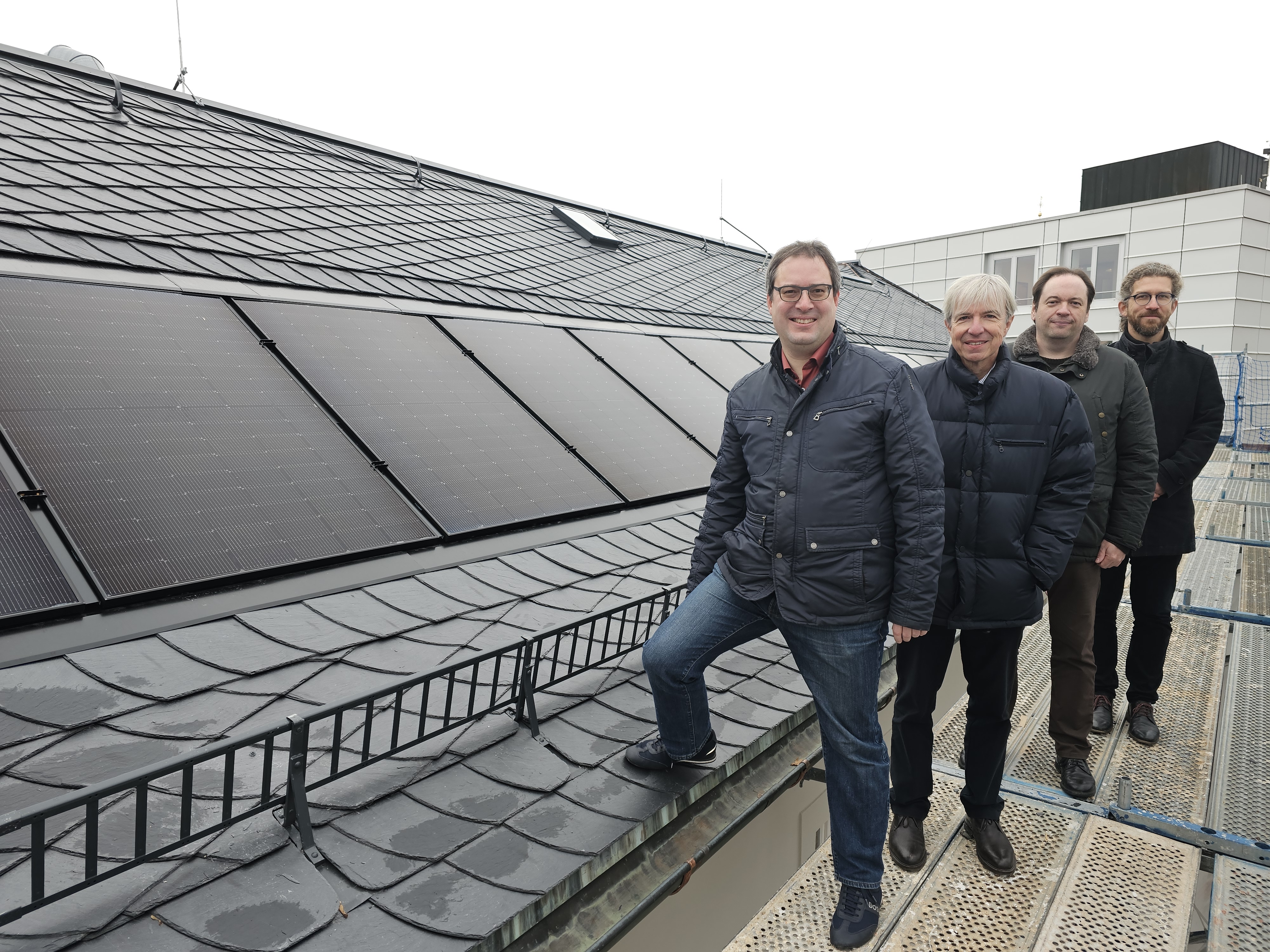 (v.l.n.r.) Regierungspräsident Florian Luderschmid, Regierungsvizepräsident Thomas Engel, Alexander Ulrich, Staatliches Bauamt Bayreuth und David Schröder, Regierung von Oberfranken, an der neuen Photovoltaikanlage auf dem Dach des Präsidialgebäudes der Regierung von Oberfranken. (v.l.n.r.) Regierungspräsident Florian Luderschmid, Regierungsvizepräsident Thomas Engel, Alexander Ulrich, Staatliches Bauamt Bayreuth und David Schröder, Regierung von Oberfranken, an der neuen Photovoltaikanlage auf dem Dach des Präsidialgebäudes der Regierung von Oberfranken.