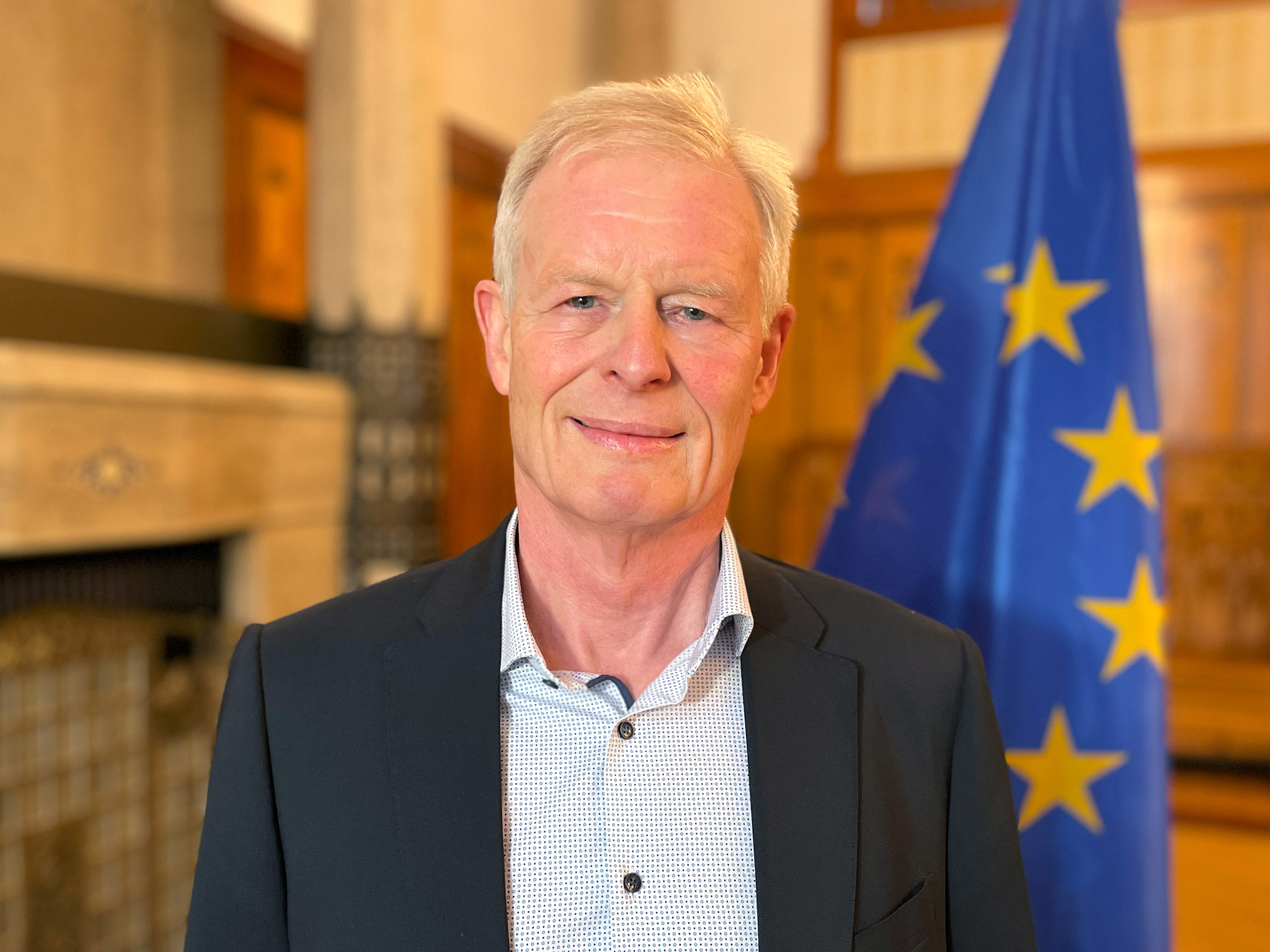 Der Leiter des Gewerbeaufsichtsamts Coburg an der Regierung von Oberfranken Günter Tschech steht vor einer Europaflagge.