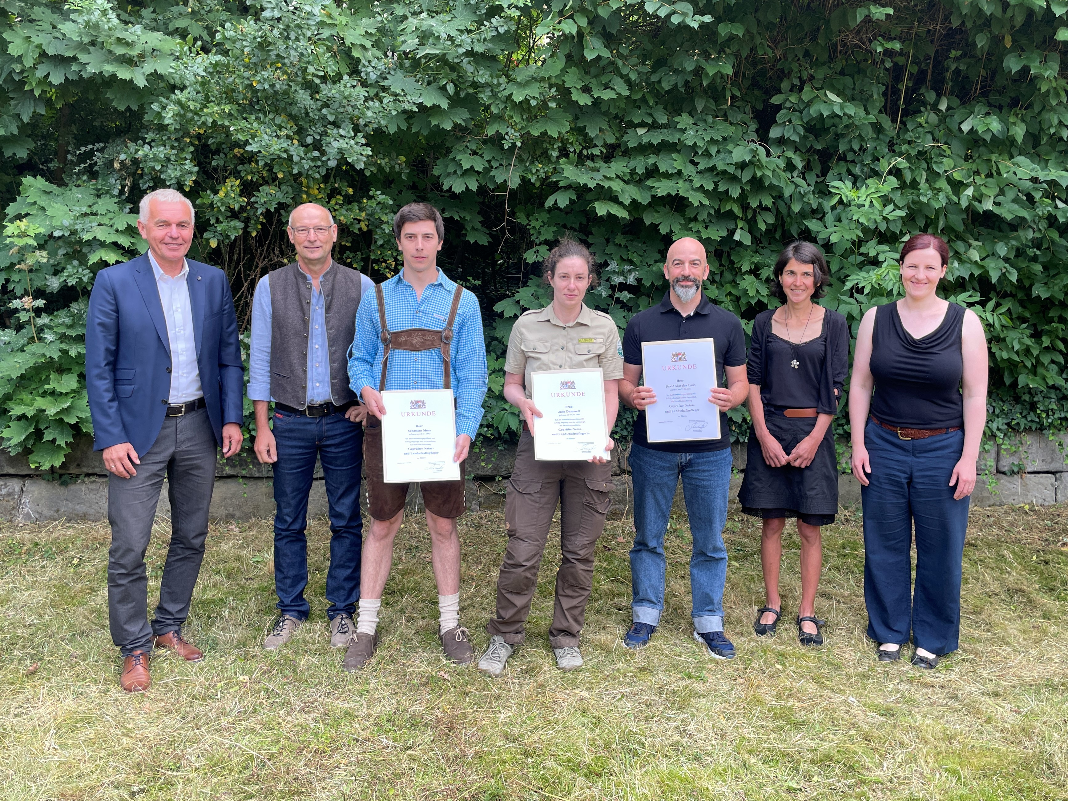 Rainer Prischenk, Leiter des Bereichs Ernährung und Landwirtschaft der Regierung von Oberfranken, Prüfungsausschussvorsitzender Dr. Harald Volz (1. und 2. von links) sowie Lehrgangsleiterin Iris Prey und Anna-Lisa Haber (2. Und 1. von rechts) gratulieren den drei Lehrgangsbesten Sebastian Menz, Julia Dummert und David Morales Casis (3., 4. und 5. von links). Rainer Prischenk, Leiter des Bereichs Ernährung und Landwirtschaft der Regierung von Oberfranken, Prüfungsausschussvorsitzender Dr. Harald Volz (1. und 2. von links) sowie Lehrgangsleiterin Iris Prey und Anna-Lisa Haber (2. Und 1. von rechts) gratulieren den drei Lehrgangsbesten Sebastian Menz, Julia Dummert und David Morales Casis (3., 4. und 5. von links).