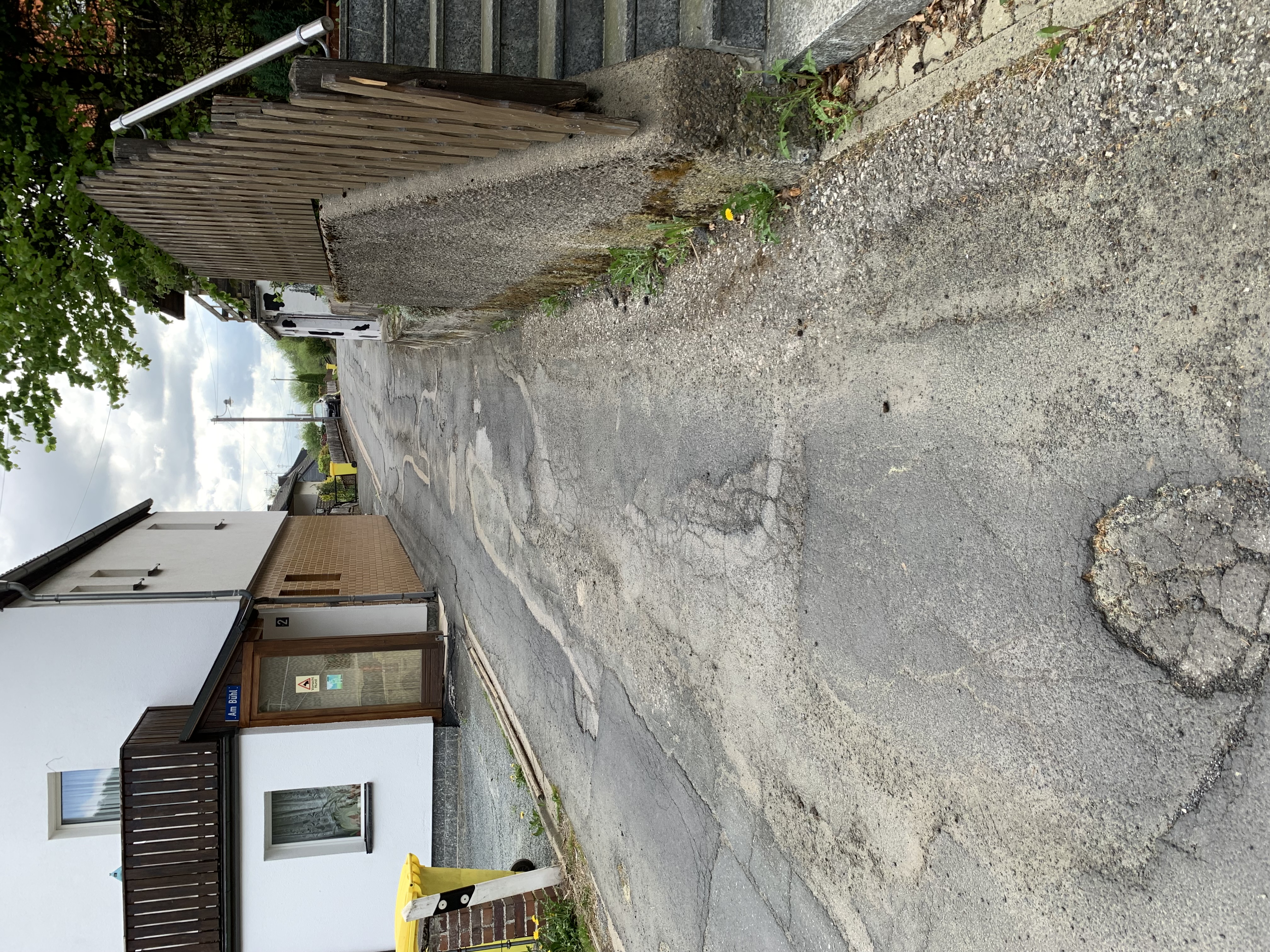 Ortsstraße "Am Bühl" mit den Schäden im Bestand Ortsstraße "Am Bühl" mit den Schäden im Bestand
