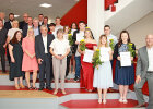 Regierungspräsidentin Heidrun Piwernetz (vorne Mitte) überreichte im Beisein vieler Ehrengäste neun Schülerinnen und Schülern Urkunden für ihre herausragenden Leistungen.