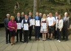 Hof: V.l.n.r.  Regierungsvizepräsident Thomas Engel; Angela Bier, 2. Bürgermeisterin Stadt Hof; Steffen Mergner; Dr. Michael Karrer, Staatsministerium für Ernährung, Landwirtschaft und Forsten; Hannes Fraas; Christoph Gebhardt; Fabian Riedelbauch; Georg Dumpert, Behördenleiter AELF Bayreuth-Münchberg; Elena Döhler; Erwin Schwarz, Stv. Bezirkspräsident BBV; Theo Meyer; MdL Martin Schöffel; Annika Popp, Stv. Landrätin Landkreis Hof; Matthias Roder, Prüfungsausschuss.