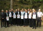 Bayreuth: V.l.n.r.  Regierungsvizepräsident Thomas Engel; Peter Schilling; Lukas Schirmer; Dr. Michael Karrer, Staatsministerium für Ernährung, Landwirtschaft und Forsten; Lena Wunderlich; Georg Dumpert, Behördenleiter AELF Bayreuth-Münchberg; Christian Bär; Erwin Schwarz, Stv. Bezirkspräsident BBV; Sebastian Hollfelder; Matthias Roder, Prüfungsausschuss; Leon Böhner; MdL Martin Schöffel; Johanna Hohlweg; Klaus Bauer, Stv. Landrat Landkreis Bayreuth; Michael Schatz; Harald Galster, BBV Bayreuth.