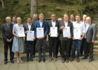 Coburg: V.l.n.r.  Regierungsvizepräsident Thomas Engel; Harald Weber, Behördenleiter AELF Coburg-Kulmbach; Julia Faber; Kevin Scheler; Dr. Michael Karrer, Staatsministerium für Ernährung, Landwirtschaft und Forsten; Christian Heider; Florian Maier; Erwin Schwarz, Stv. Bezirkspräsident BBV; Niklas Sebald; MdL Martin Schöffel; Nico Bauer; Matthias Roder, Prüfungsausschuss; Martin Stingl, Stv. Landrat Landkreis Coburg.