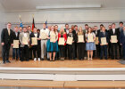 Gruppenbild aller Absolventen aus den Landkreisen Am 8. März 2024 überreichte Regierungspräsident von Oberfranken Florian Luderschmid 19 Meisterbriefe an junge Landwirtinnen und Landwirte aus den Landkreisen Bamberg, Coburg, Forchheim, Hof, Kronach, Kulmbach, Lichtenfels, Wunsiedel, Amberg-Sulzbach, Neustadt an der Waldnaab und der Stadt Bayreuth