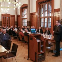 Regierungspräsident Florian Luderschmid begrüßt die geladenen Gäste im Landratssaal der Regierung von Oberfranken