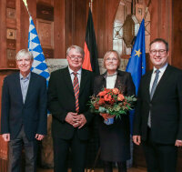 Gruppenbild bei der Feierstunde zum Bereichsleiterwechsel Wirtschaft, Landesentwicklung, Heimat und Verkehr – bei der Regierung von Oberfranken