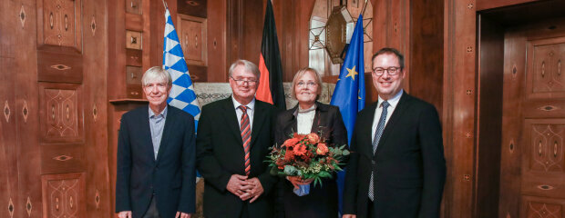 Gruppenbild bei der Feierstunde zum Bereichsleiterwechsel Wirtschaft, Landesentwicklung, Heimat und Verkehr – bei der Regierung von Oberfranken