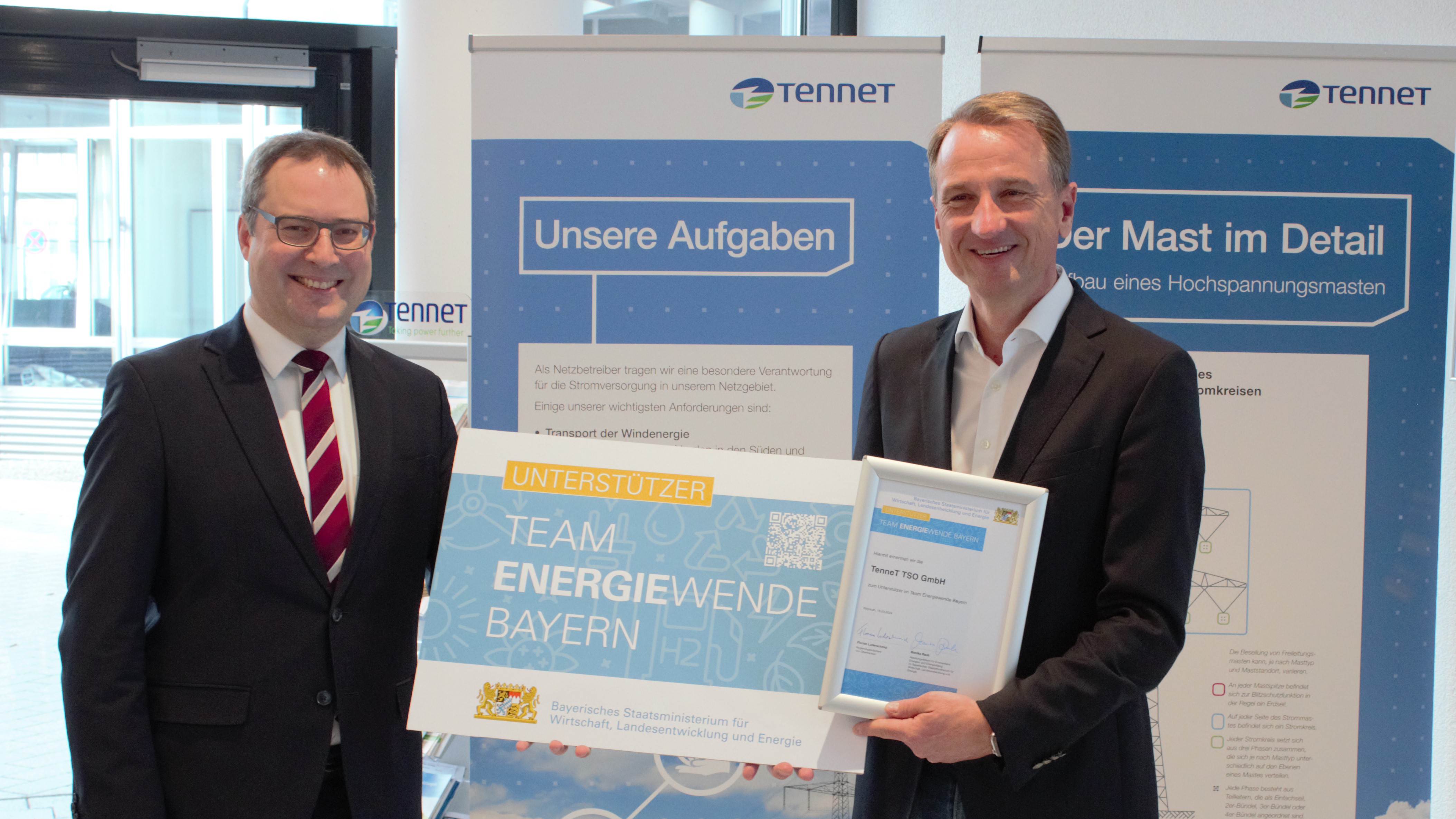 Regierungspräsident Florian Luderschmid mit Thorsten Dietz, Standortverantwortlicher der TenneT in Bayreuth Regierungspräsident Florian Luderschmid mit Thorsten Dietz, Standortverantwortlicher der TenneT in Bayreuth