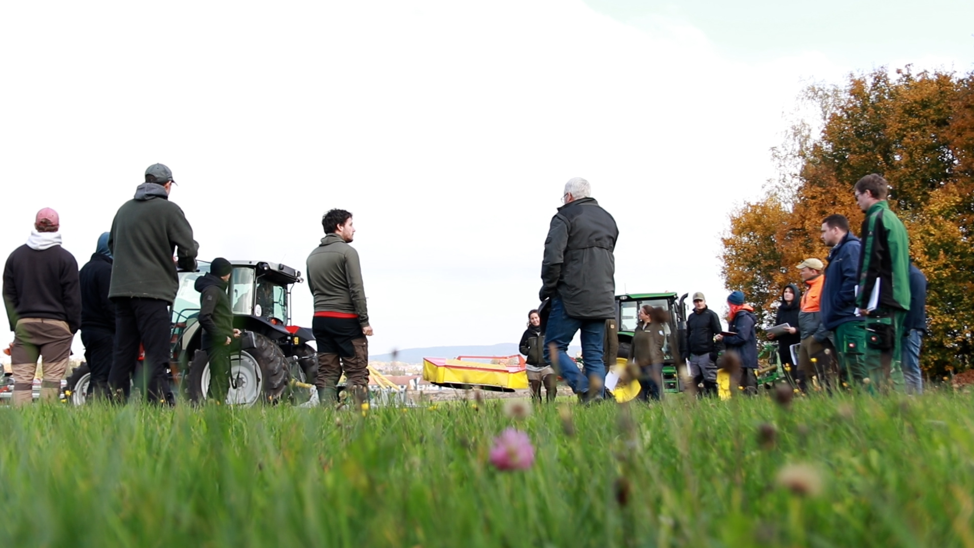 Lehrgangsteilnehmer stehen auf einer herbstlichen Wiese