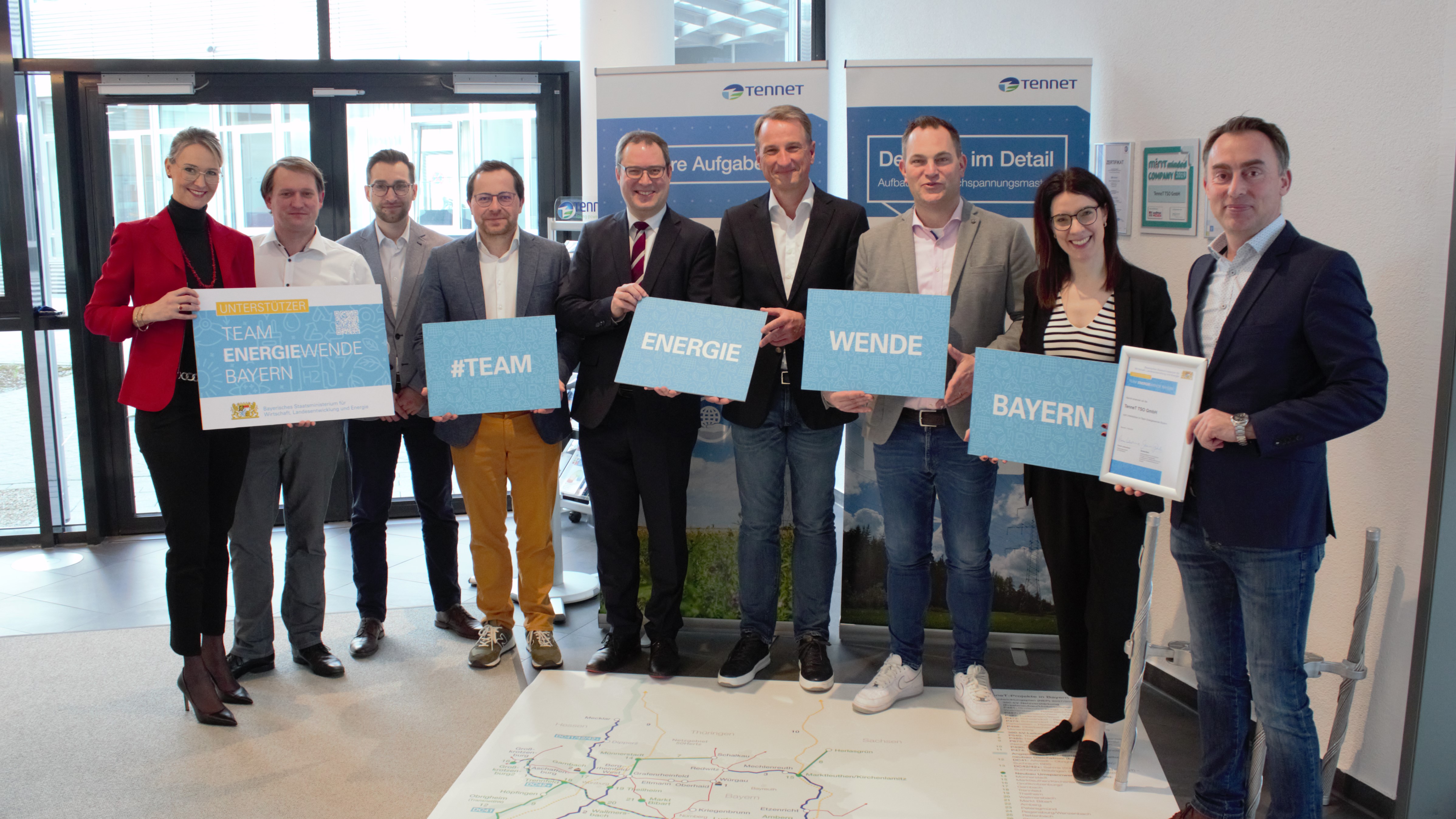 v. l.: Ina Haffke, Markus Lieberknecht, Markus Kretzler, Andreas Schieder, Florian Luderschmid, Thorsten Dietz, Andreas Herath, Julia Weich, Thomas Ehrhardt-Unglaub Gruppenfoto Team Energiewende Bayern