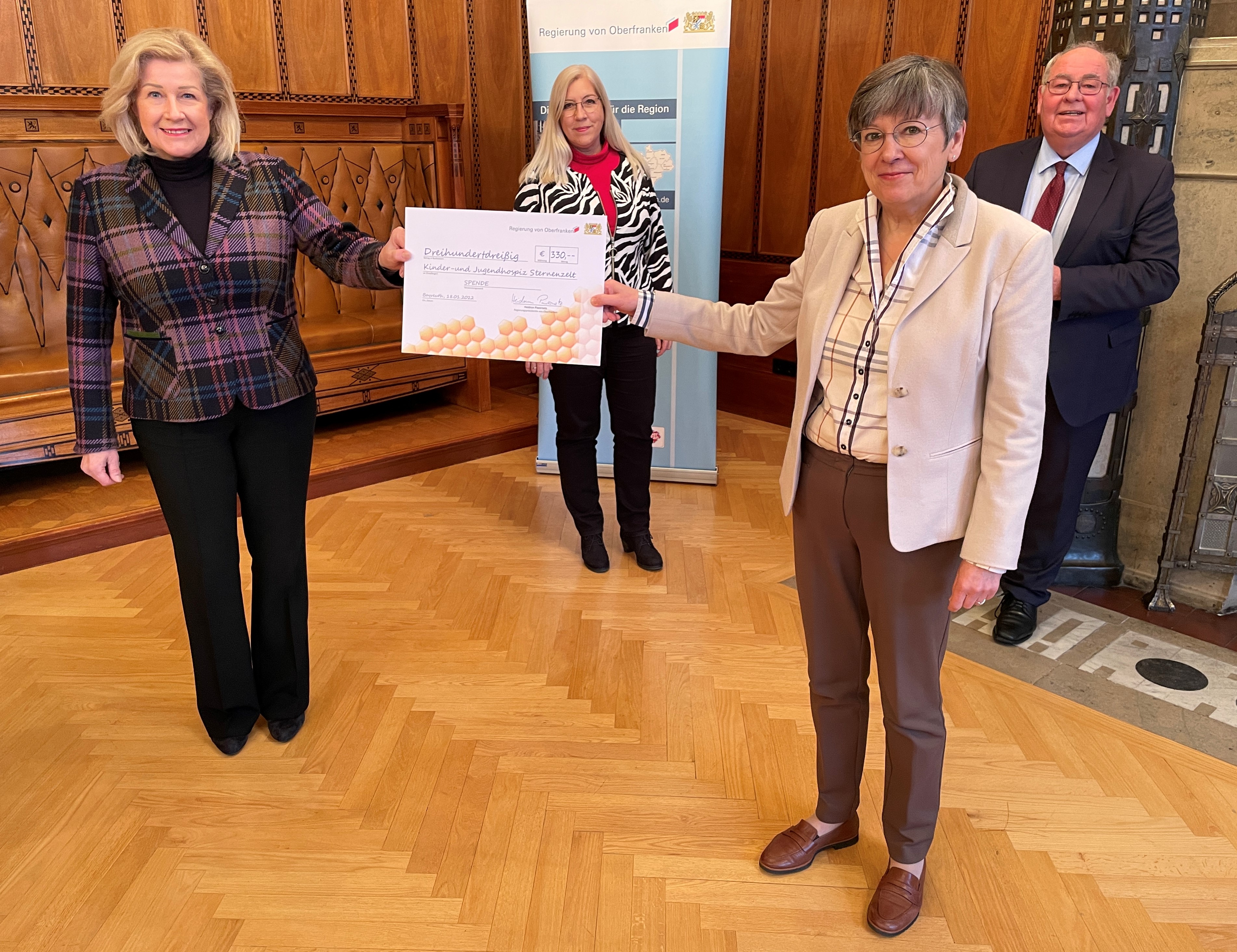 V.l.n.r.: Helga Sander, Geschäftsführerin Franken Hospiz Bamberg gGmbH, Dagmar Thüroff, Personalratsvorsitzende der Regierung von Oberfranken, Heidrun Piwernetz, Regierungspräsidentin von Oberfranken, und Konrad Göller, 1. Vorsitzender des Hospizvereins Bamberg e.V. V.l.n.r.: Helga Sander, Geschäftsführerin Franken Hospiz Bamberg gGmbH, Dagmar Thüroff, Personalratsvorsitzende der Regierung von Oberfranken, Heidrun Piwernetz, Regierungspräsidentin von Oberfranken, und Konrad Göller, 1. Vorsitzender des Hospizvereins Bamberg e.V.