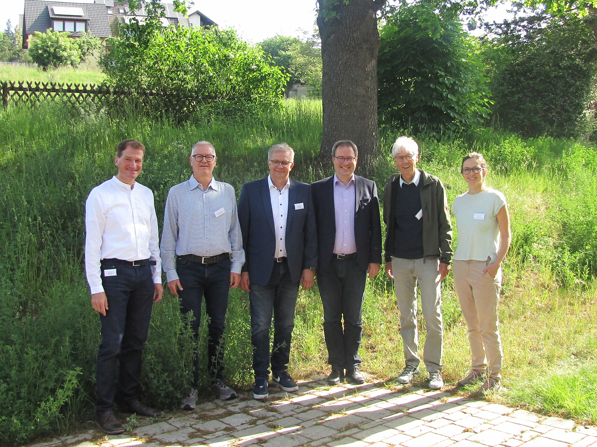 Florian Lang (Manager des Projekts „Kommunale Biodiversität“), Mi-chael Grauvogl (Leiter der höheren Naturschutzbehörde), Thilo Wag-ner (Erster Bürgermeister Stegaurach), Regierungspräsident Florian Luderschmid, Bernd Fricke (Zweiter Bürgermeister Stegaurach), Ma-rion Müller (Biodiversitätsbeauftragte Stegaurach) Florian Lang (Manager des Projekts „Kommunale Biodiversität“), Mi-chael Grauvogl (Leiter der höheren Naturschutzbehörde), Thilo Wag-ner (Erster Bürgermeister Stegaurach), Regierungspräsident Florian Luderschmid, Bernd Fricke (Zweiter Bürgermeister Stegaurach), Ma-rion Müller (Biodiversitätsbeauftragte Stegaurach)