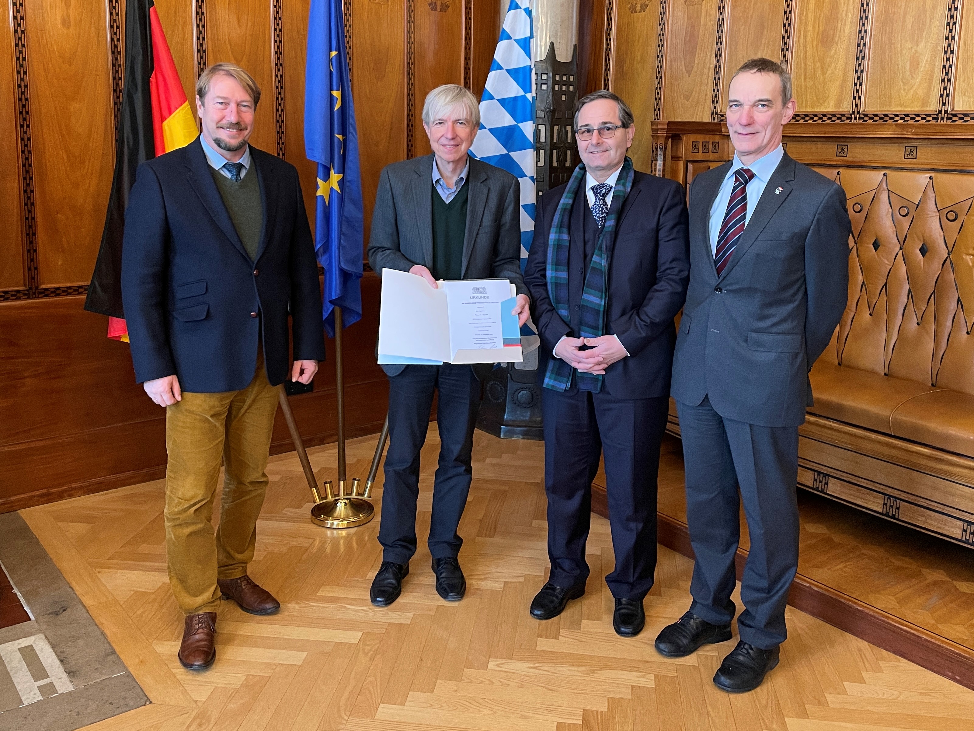 V.l.n.r.: Dr. Folko Bührle, Bereichsleiter Umwelt, Gesundheit und Verbraucherschutz an der Regierung von Oberfranken, Regierungsvizepräsident von Oberfranken Thomas Engel, ehrenamtlicher Pharmazierat Alexander Damm, Dr. Albert Vogt (Sachgebietsleiter Pharmazie an der Regierung von Oberfranken) V.l.n.r.: Dr. Folko Bührle, Bereichsleiter Umwelt, Gesundheit und Verbraucherschutz an der Regierung von Oberfranken, Regierungsvizepräsident von Oberfranken Thomas Engel, ehrenamtlicher Pharmazierat Alexander Damm, Dr. Albert Vogt (Sachgebietsleiter Pharmazie an der Regierung von Oberfranken)