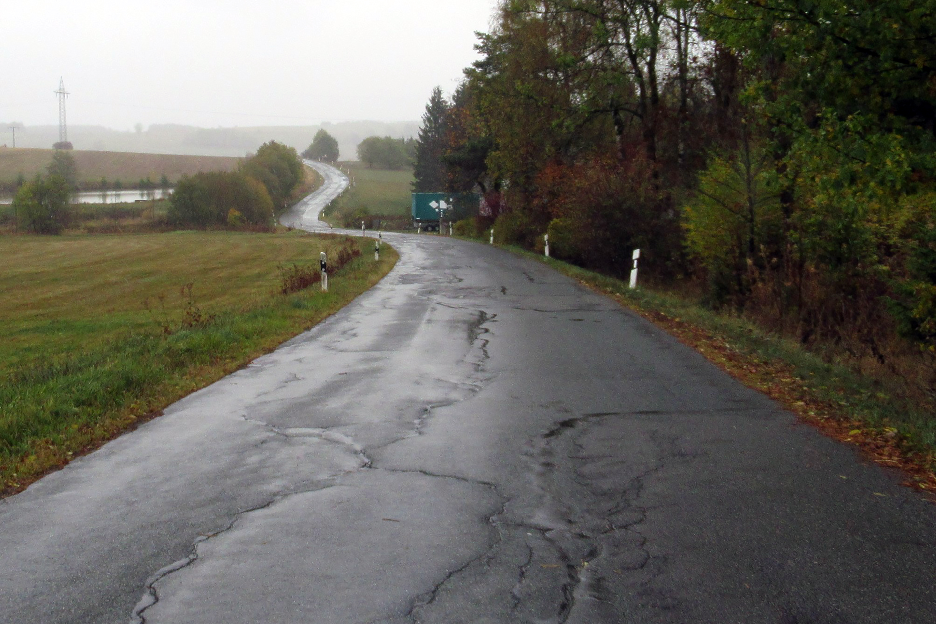 Gemeindeverbindungsstraße vor dem Ausbau mit den vorhandenen Schäden.