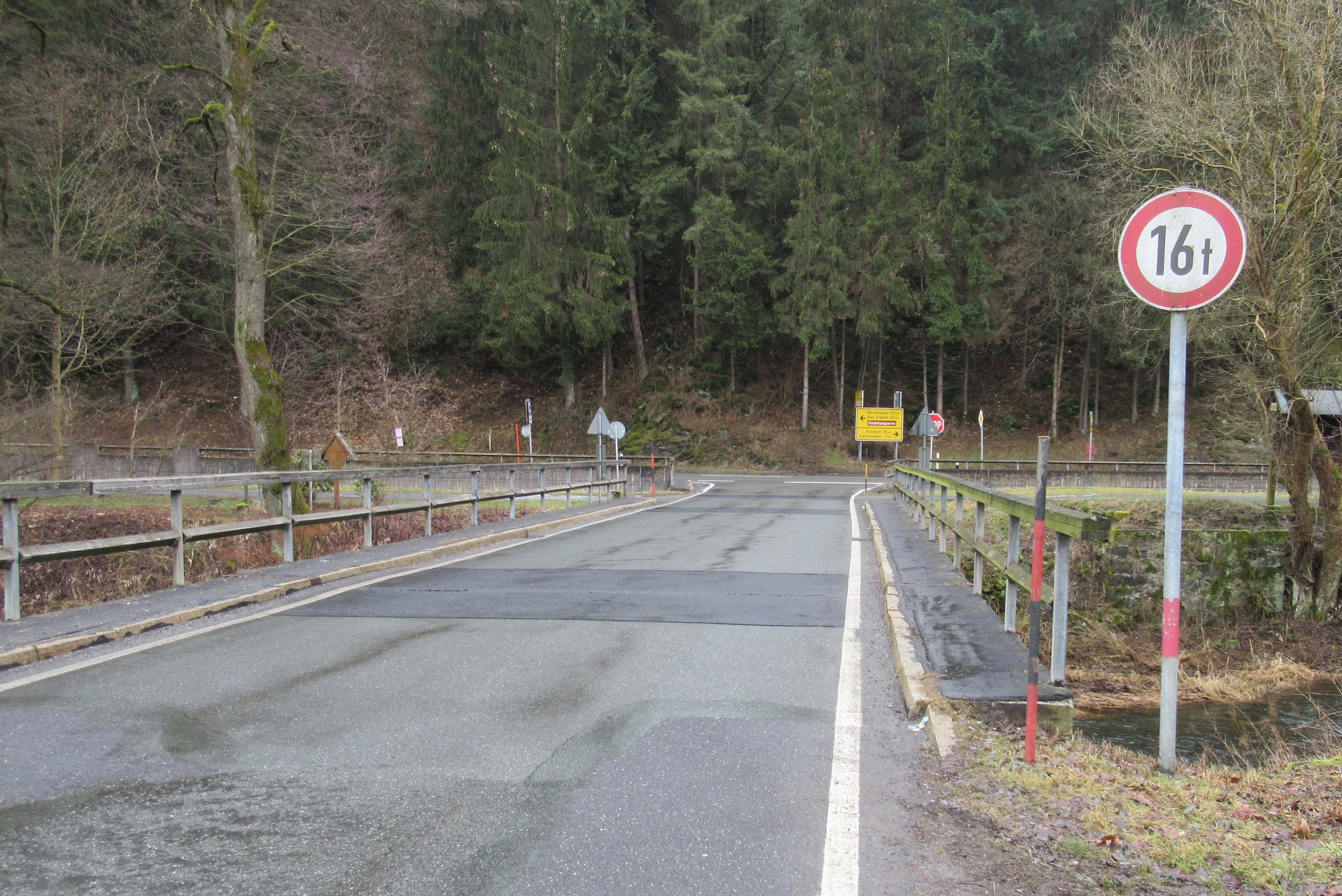 Kreisstraße KC 16 nördlich Steinwiesen vor der Baumaßnahme.