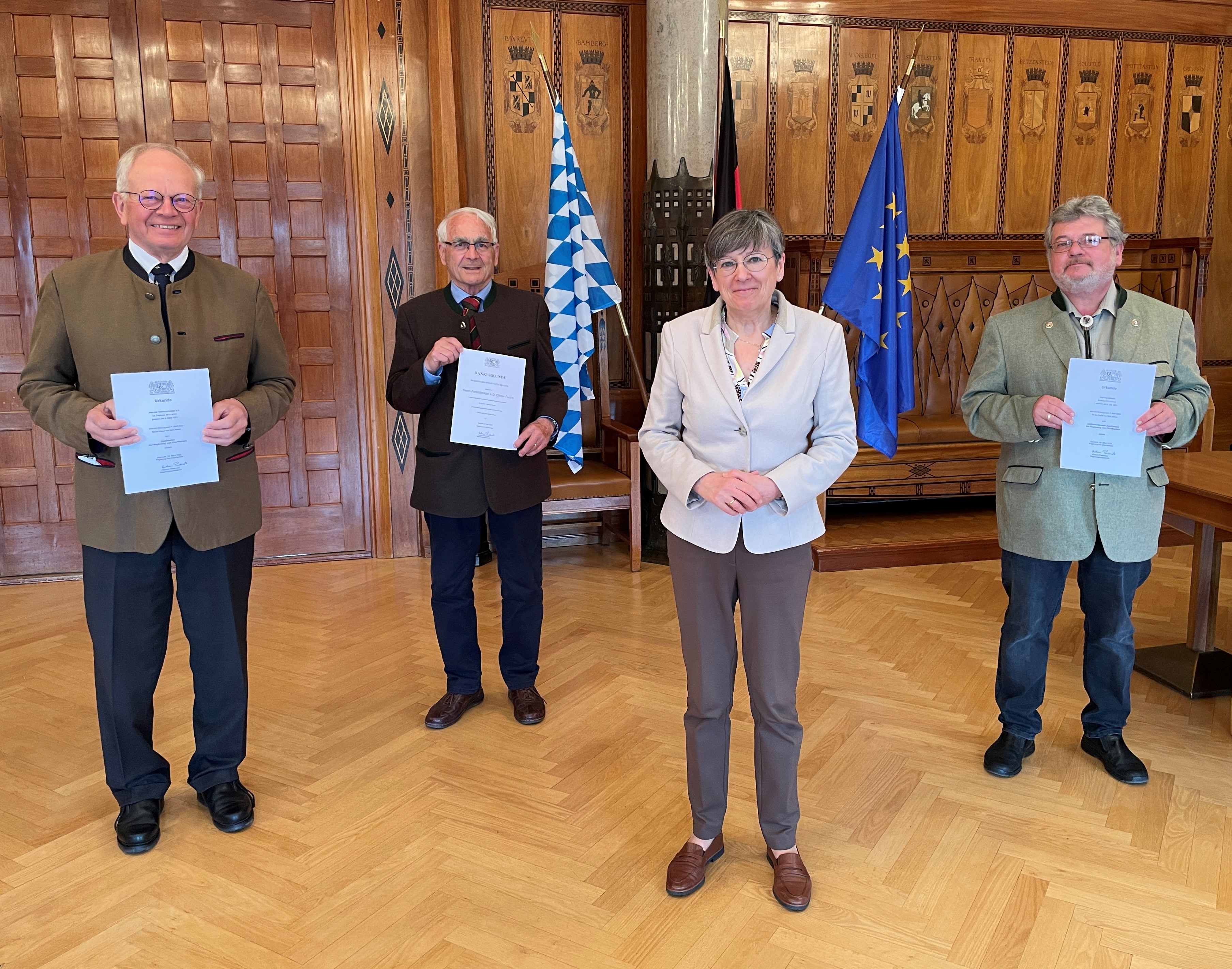 V.l.n.r.: Ltd. Veterinärdirektor a.D. Dr. Friedrich Moreth, Forstdirektor a.D. Dieter Fuchs, Regierungspräsidentin Heidrun Piwernetz und Forstdirektor Matthias Huttner V.l.n.r.: Ltd. Veterinärdirektor a.D. Dr. Friedrich Moreth, Forstdirektor a.D. Dieter Fuchs, Regierungspräsidentin Heidrun Piwernetz und Forstdirektor Matthias Huttner