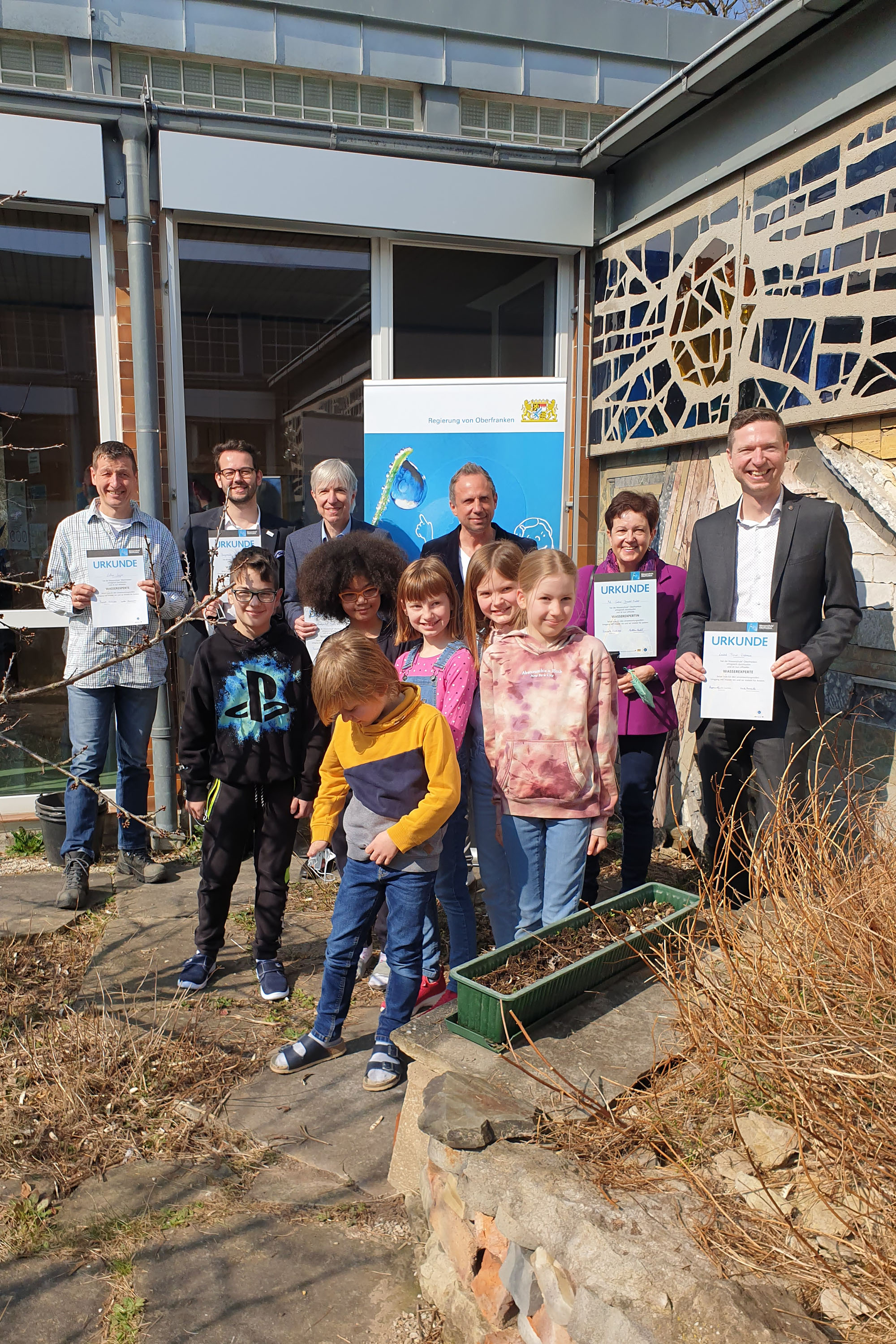 In der Grundschule Laineck wurde heute zusammen mit Schülerinnen und Schülern die neue Wasserschule Bayreuth offiziell eröffnet. Von links: Lothar Ziegler (Leiter Kläranlage Bayreuth), Andreas Zippel (2. Bürgermeister Stadt Bayreuth), Regierungsvizepräsident Thomas Engel, Staatsminister Thorsten Glauber, MdL Gudrun Brendel-Fischer, Landrat Florian Wiedemann.