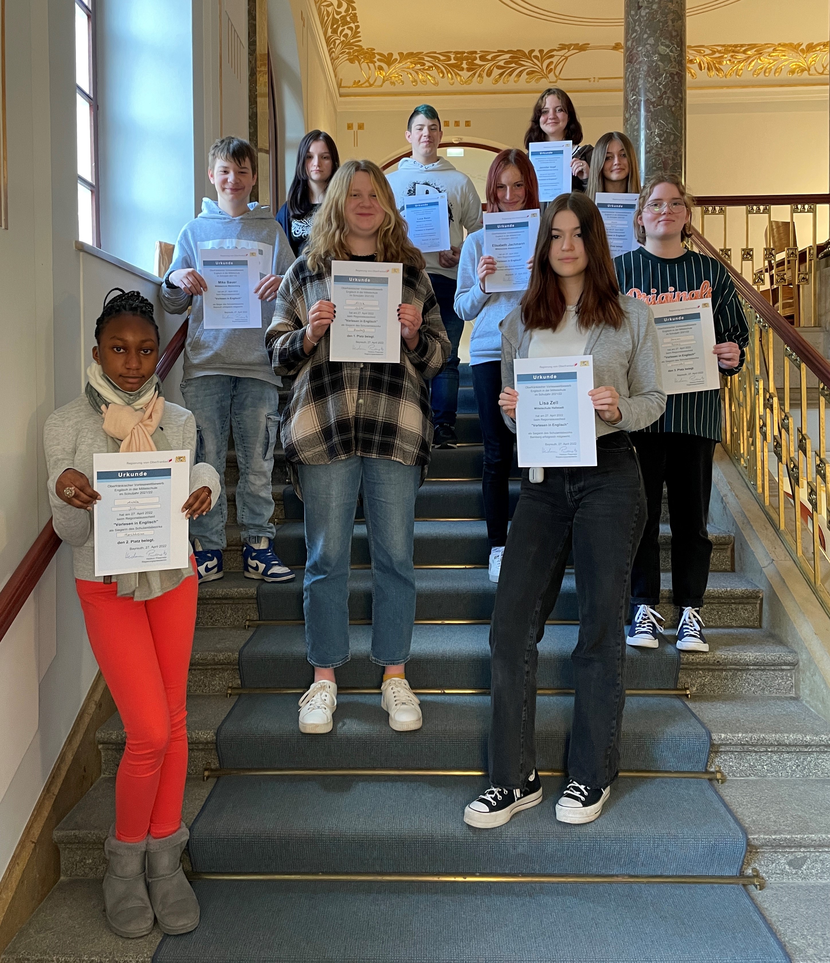 Alle teilnehmenden Finalisten des Vorlesewettbewerbs in Eng-lisch: Alicia Siller (Mittelschule Burgebrach), Lisa Zell (Mittelschu-le Hallstadt), Mike Bauer (Mittelschule Weidenberg), Jennifer Hopf (Rückert- Mittelschule Coburg), Jill Awala (Mittelschule Neunkir-chen am Brand), Nahla Fetić (Mittelschule Frankenwald), Luca Baier (Mittelschule Pressig), Zeynep Karapence (Max-Hundt- Mit-telschule Kulmbach), Elisabeth Jachmann (Mittelschule Alten-kunstadt), Dareen Pohlers (Alexander-von-Humbold- Mittelschule Marktredwitz) Alle teilnehmenden Finalisten des Vorlesewettbewerbs in Eng-lisch: Alicia Siller (Mittelschule Burgebrach), Lisa Zell (Mittelschu-le Hallstadt), Mike Bauer (Mittelschule Weidenberg), Jennifer Hopf (Rückert- Mittelschule Coburg), Jill Awala (Mittelschule Neunkir-chen am Brand), Nahla Fetić (Mittelschule Frankenwald), Luca Baier (Mittelschule Pressig), Zeynep Karapence (Max-Hundt- Mit-telschule Kulmbach), Elisabeth Jachmann (Mittelschule Alten-kunstadt), Dareen Pohlers (Alexander-von-Humbold- Mittelschule Marktredwitz)