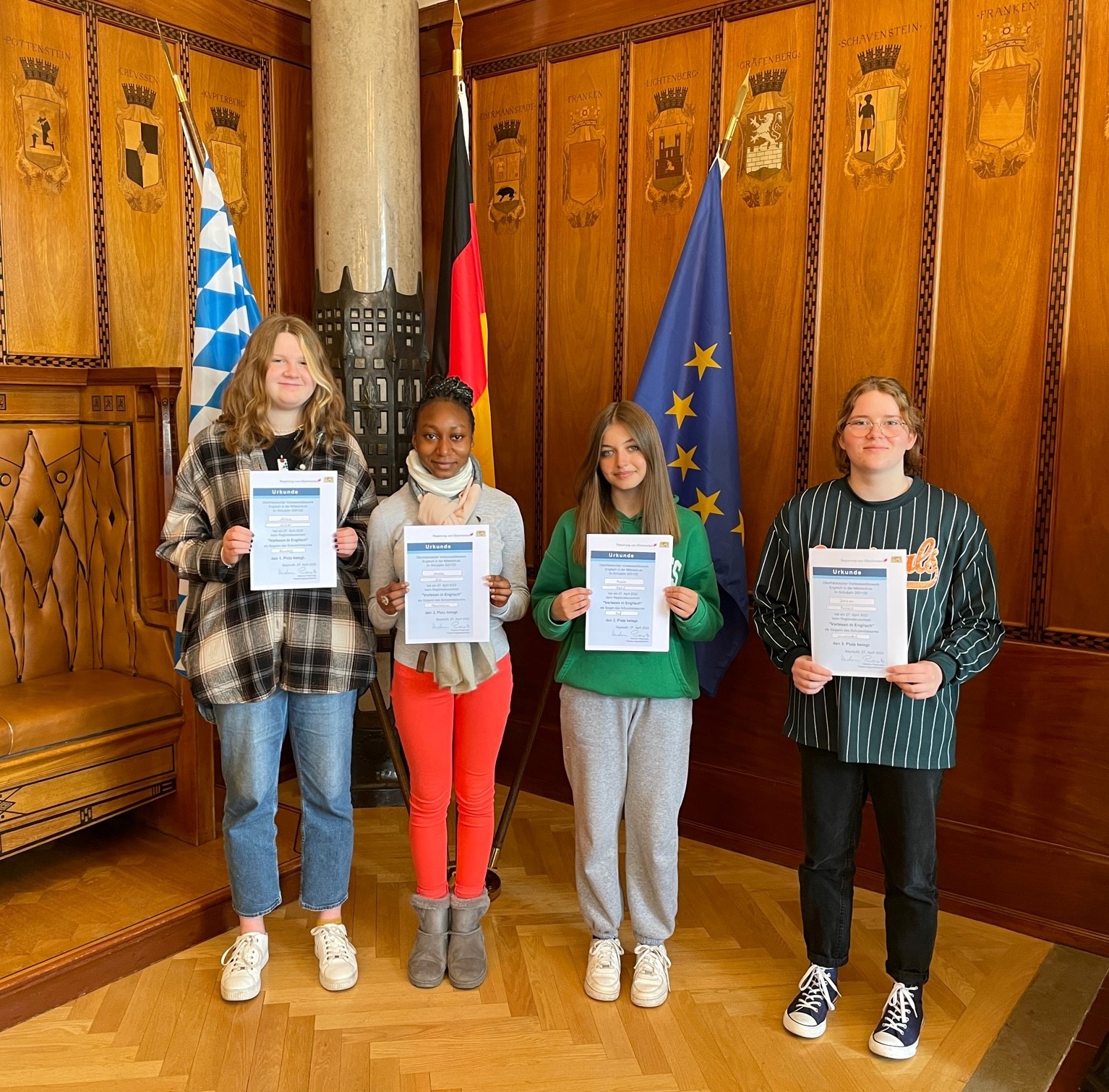 Die Siegerinnen des oberfränkischen Vorlesewettbewerbs in Englisch: Alicia Siller (Mittelschule Burgebrach), Jill Awala (Mittelschule Neunkirchen am Brand), Nahla Fetić (Mittelschule Frankenwald) und Dareen Pohlers (Alexander-von-Humbold- Mittelschule Markt-redwitz) Die Siegerinnen des oberfränkischen Vorlesewettbewerbs in Englisch: Alicia Siller (Mittelschule Burgebrach), Jill Awala (Mittelschule Neunkirchen am Brand), Nahla Fetić (Mittelschule Frankenwald) und Dareen Pohlers (Alexander-von-Humbold- Mittelschule Markt-redwitz)