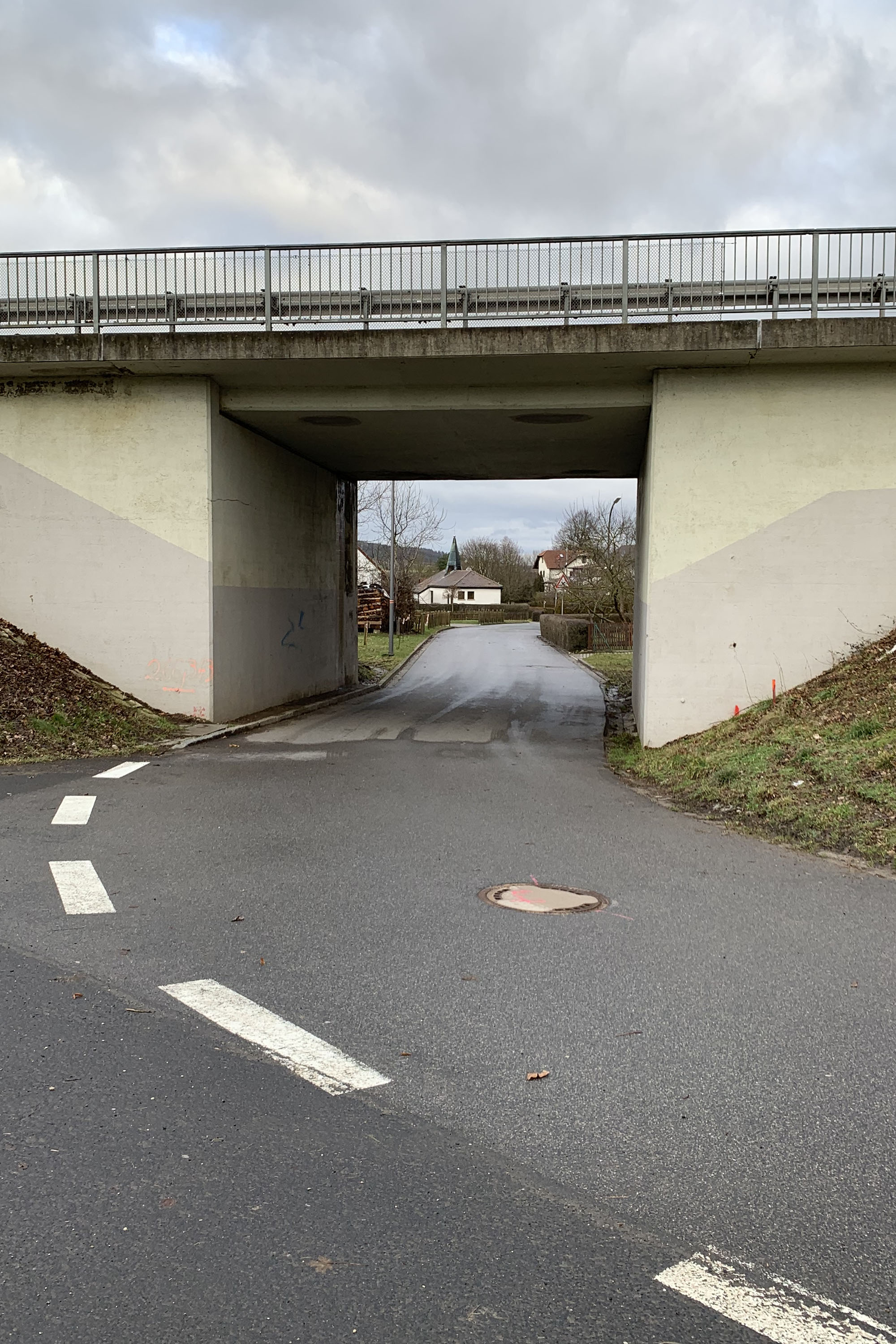 Das bestehende Brückenbauwerk an der Kreuzung Bundesstraße B 4 und Freiberger Straße