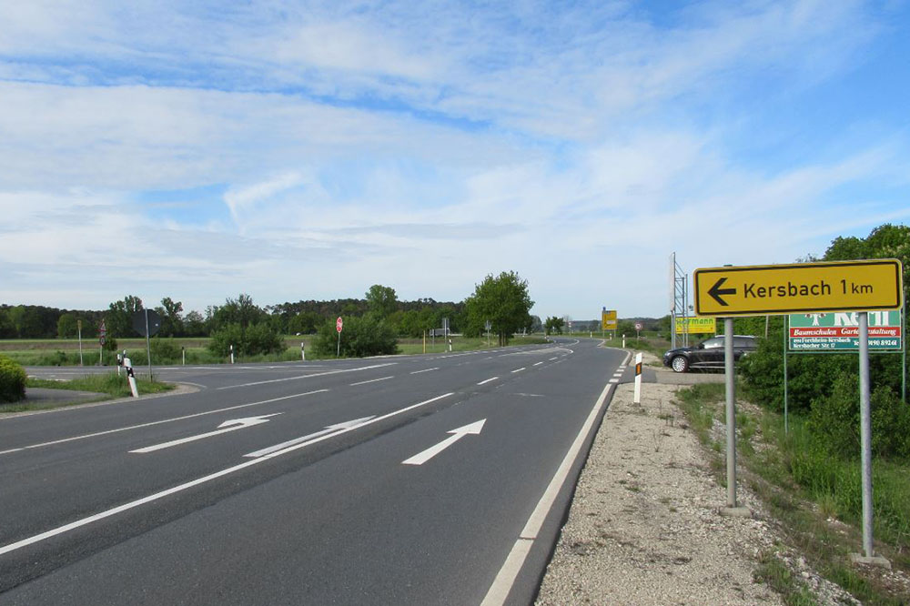 Blick auf den Knotenpunkt FO25 / St2244 in Richtung Baiersdorf. Blick auf den Knotenpunkt FO25 / St2244 in Richtung Baiersdorf.