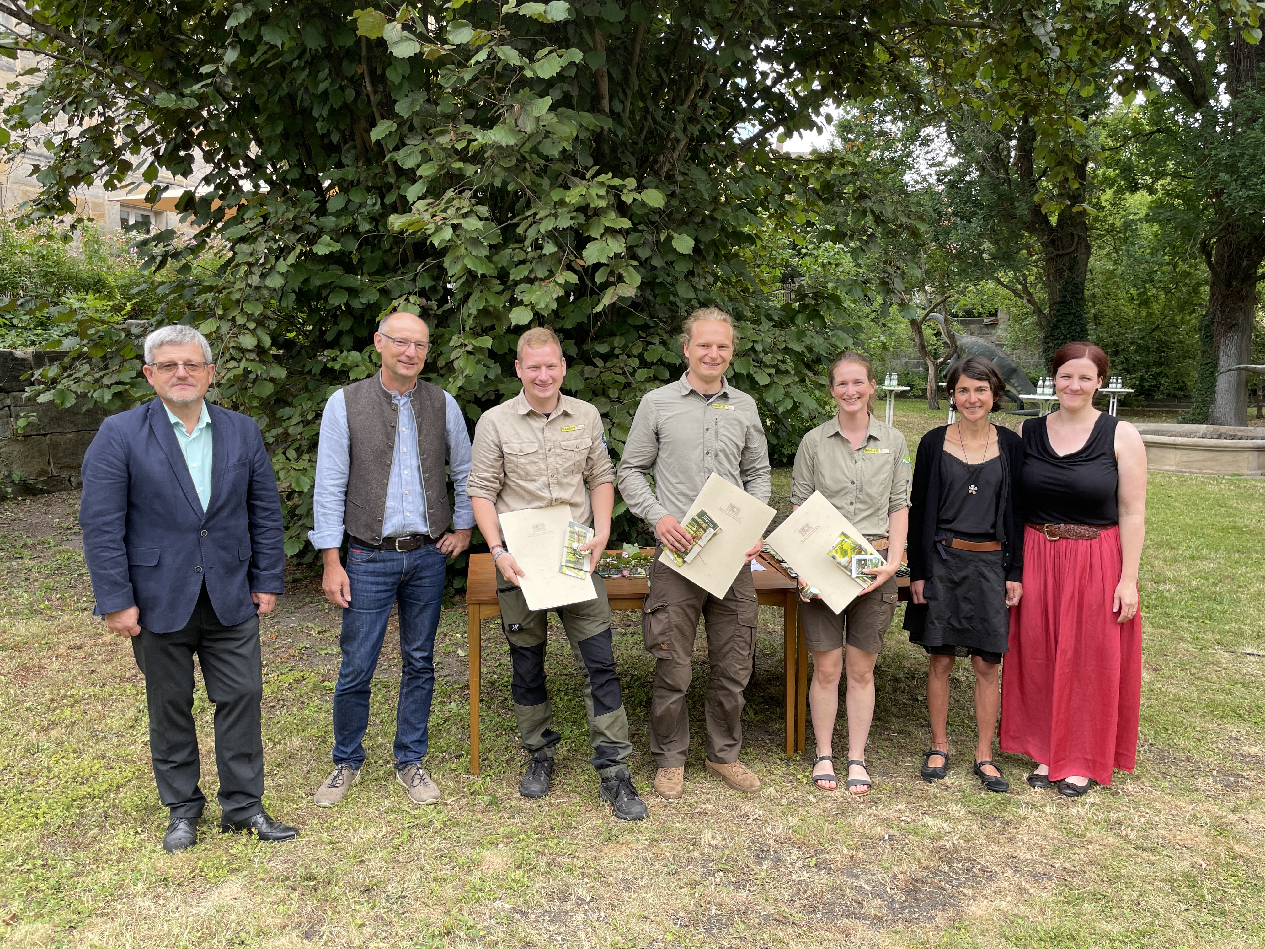 Burkhard Traub, Leiter des Sachgebiets Bildung in der Land- und
Hauswirtschaft der Regierung von Oberfranken (links), Dr. Harald Volz,
Bayerische Landesanstalt für Landwirtschaft in Freising (2. von links),
Iris Prey (2. von rechts) und Anna-Lisa Haber (rechts), beide vom Sach-
gebiet Bildung in der Land- und Hauswirtschaft der Regierung von
Oberfranken, gratulieren den drei Lehrgangsbesten: Leonard Helfrich,
Benjamin Krauthahn und Theresa Hilber (3., 4. und 5. von links) Burkhard Traub, Leiter des Sachgebiets Bildung in der Land- und
Hauswirtschaft der Regierung von Oberfranken (links), Dr. Harald Volz,
Bayerische Landesanstalt für Landwirtschaft in Freising (2. von links),
Iris Prey (2. von rechts) und Anna-Lisa Haber (rechts), beide vom Sach-
gebiet Bildung in der Land- und Hauswirtschaft der Regierung von
Oberfranken, gratulieren den drei Lehrgangsbesten: Leonard Helfrich,
Benjamin Krauthahn und Theresa Hilber (3., 4. und 5. von links)