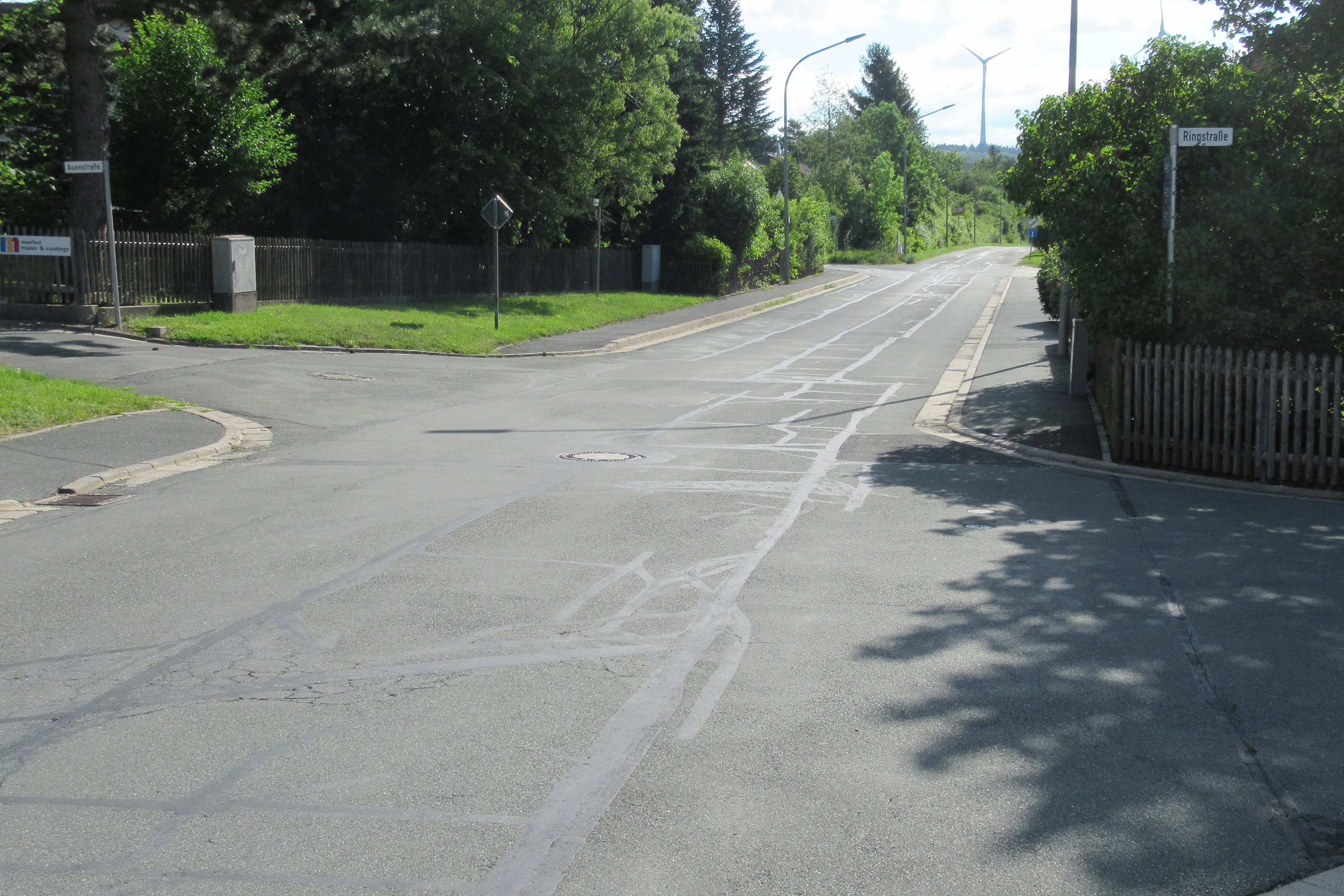 Schlechter Fahrbahnzustand der Gemeindestraße in Neugattendorf.