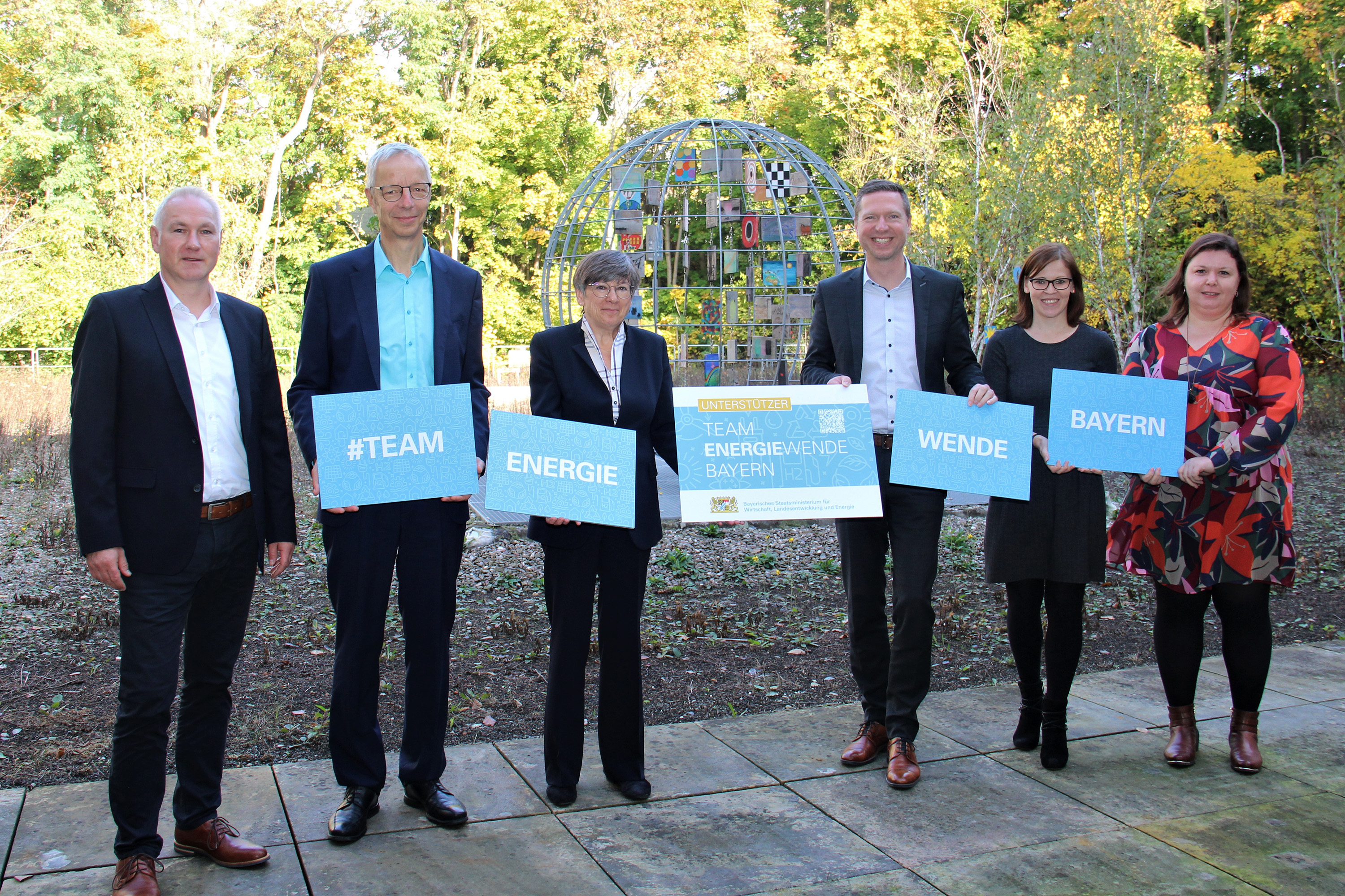 Von links: Alexander Wagner (Energiekoordinator der Regierung von
Oberfranken), Bernd Rothammel (Leiter Klimaschutzmanagement im
Landkreis Bayreuth), Regierungspräsidentin von Oberfranken Heidrun
Piwernetz, Landrat des Landkreises Bayreuth Florian Wiedemann, Ka-
rin Hupfer (Mitglied der Lenkungsgruppe Klimaschutz und Leiterin des
Fachbereichs Kommunales am Landratsamt Bayreuth) und Christel
Schmitt (kommissarische Leiterin des Fachbereichs Wasserrecht und
Wasserwirtschaft am Landratsamt Bayreuth).