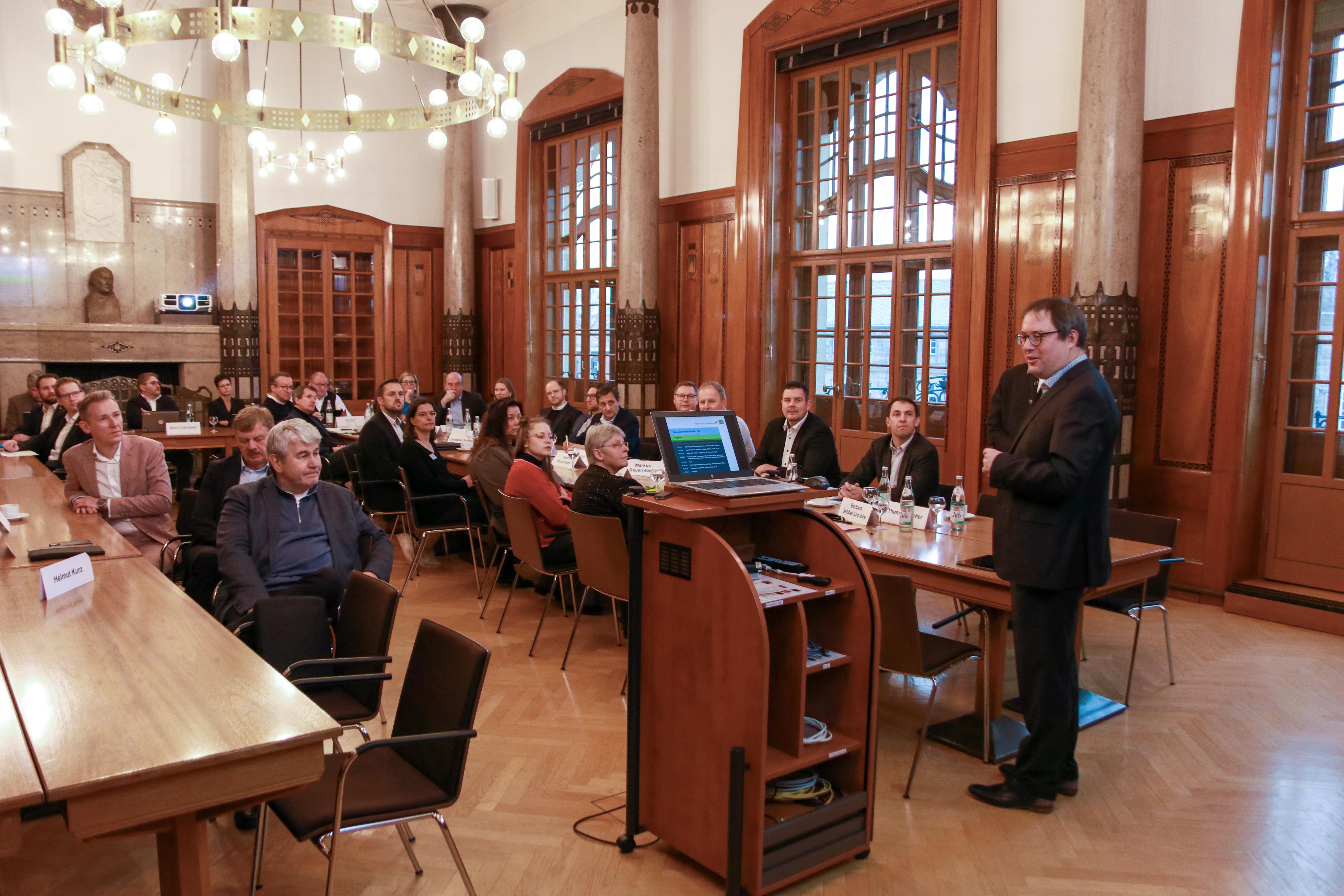 Regierungspräsident Florian Luderschmid begrüßt die geladenen Gäste im Landratssaal der Regierung von Oberfranken