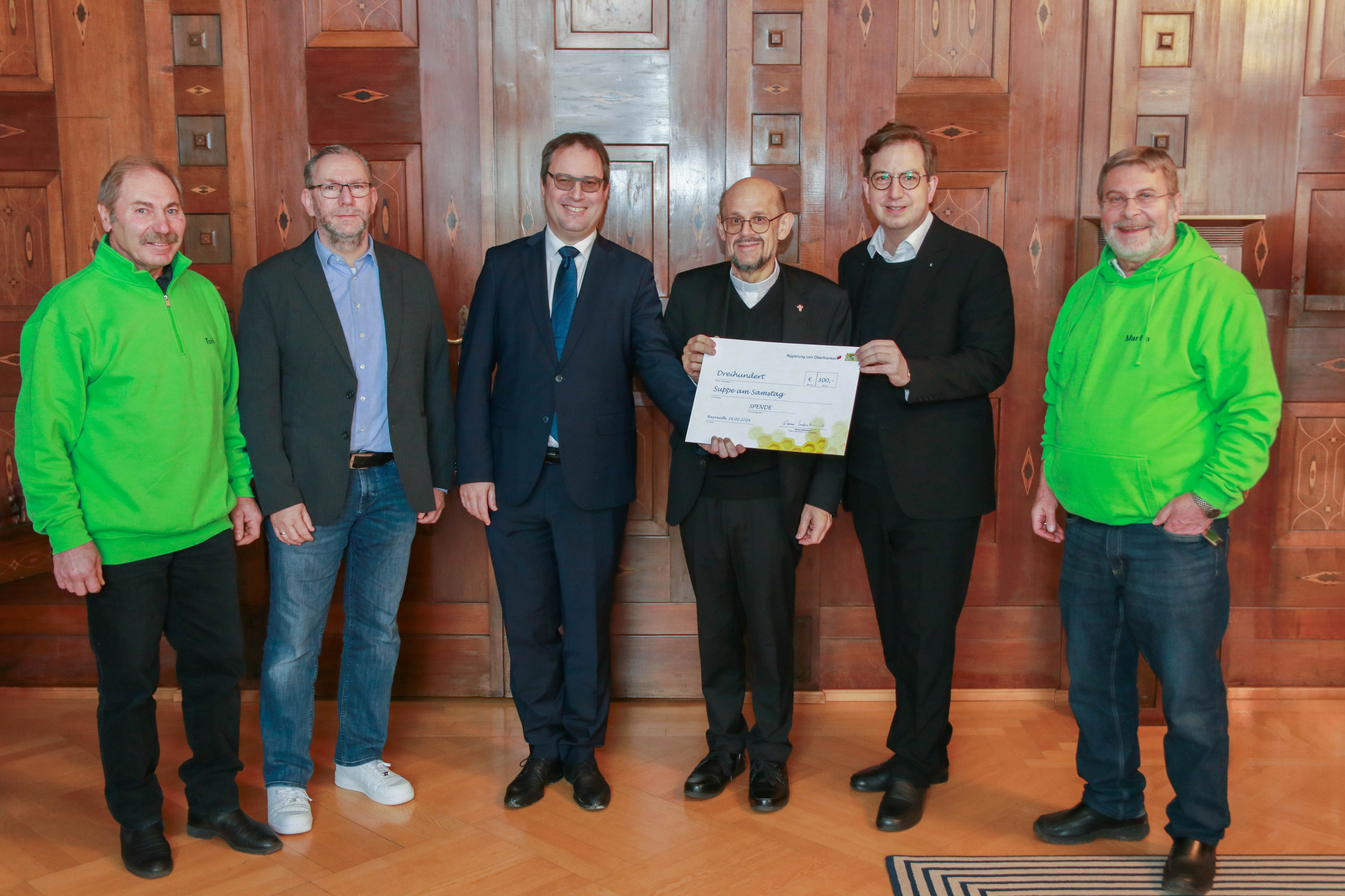 Gruppenbild bei der Spendenscheck-Übergabe an "Suppe am Samstag"