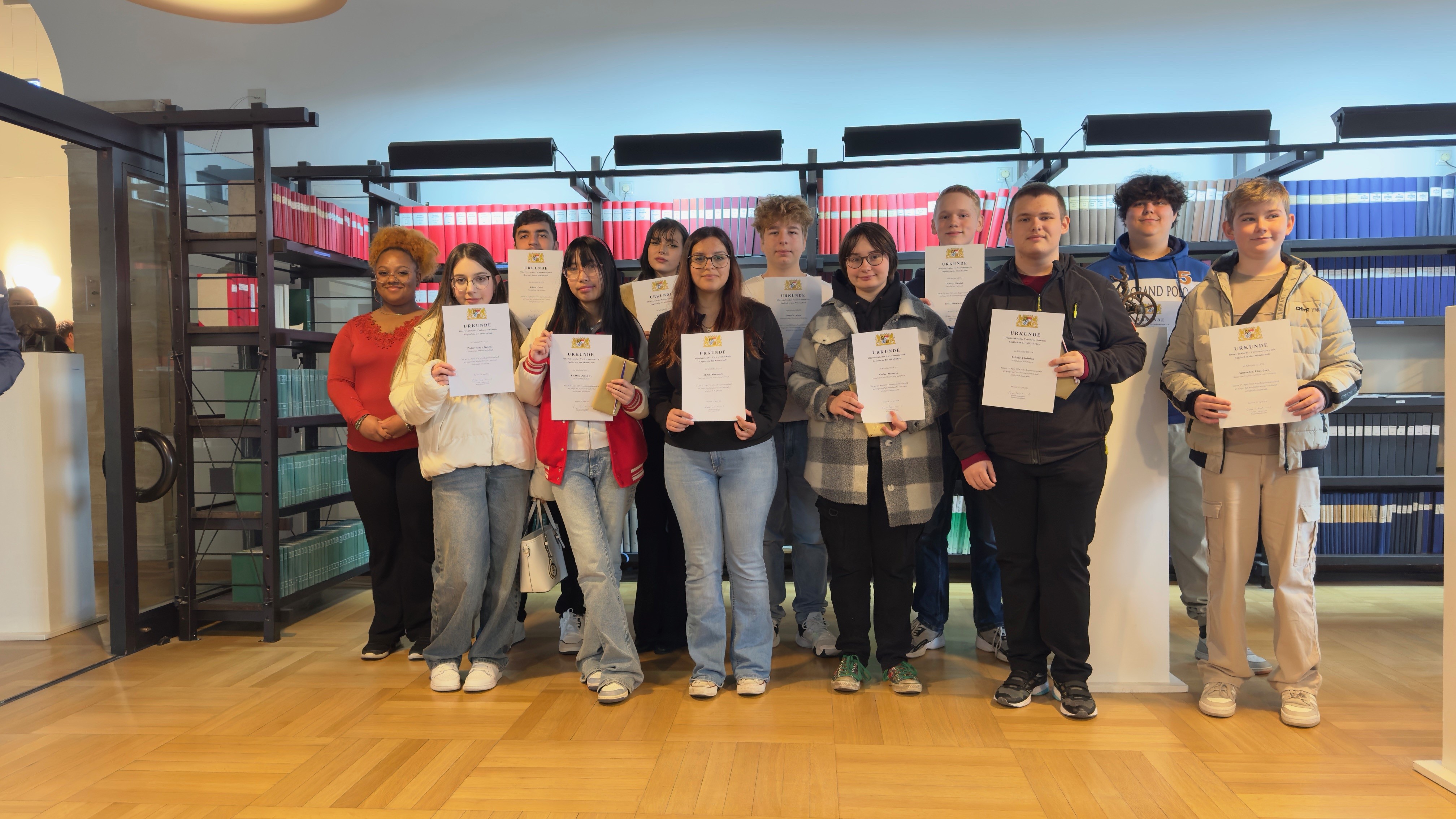 Gruppenfoto aller Teilnehmerinnen und Teilnehmer der Endrunde Gruppenfoto aller Teilnehmenden im oberfränkischen Vorlesewettbewerb in Englisch 2024