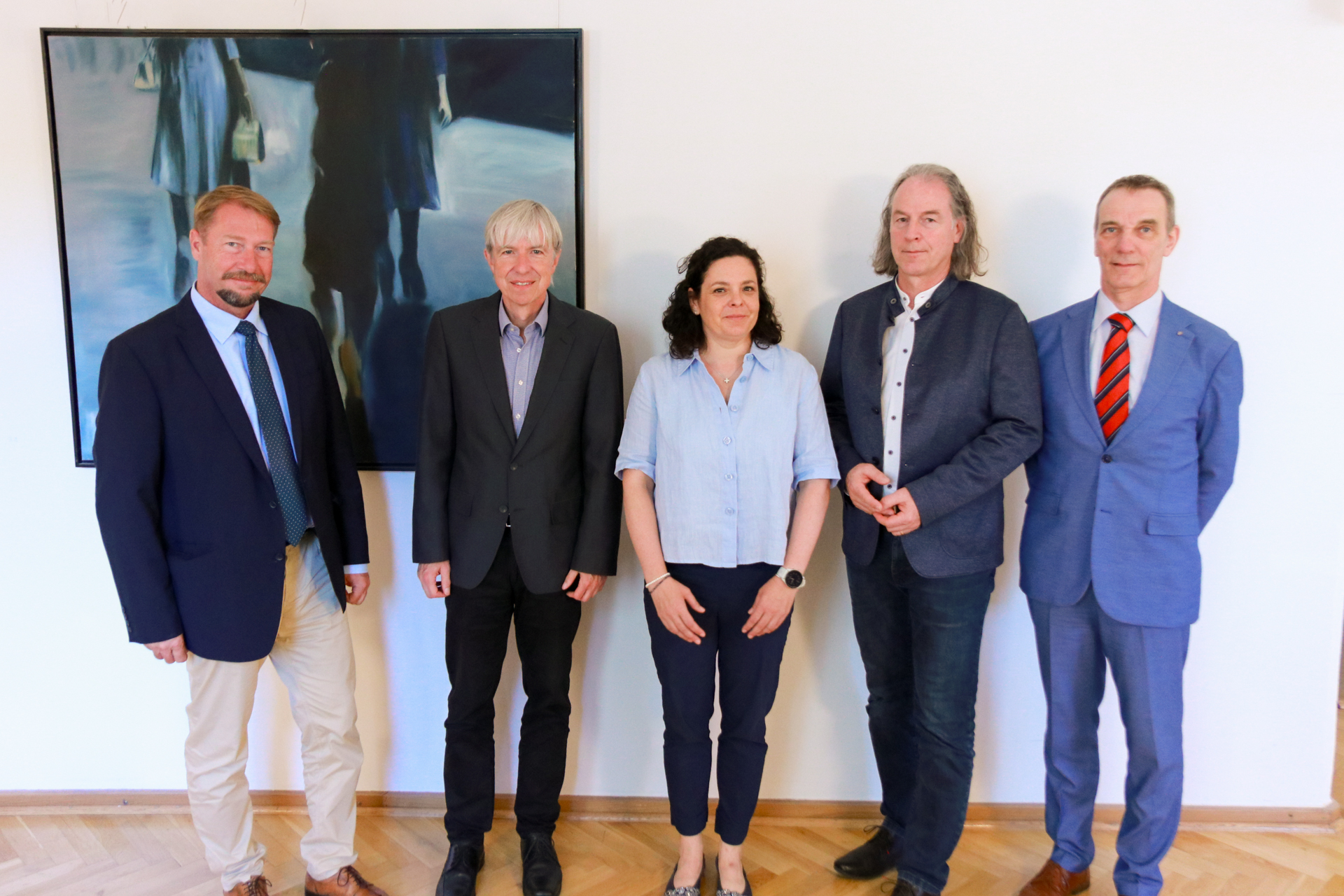 v.l.n.r.: Dr. Folko Bührle, Bereichsleiter Umwelt, Gesundheit und Verbraucherschutz an der Regierung von Oberfranken, Regierungsvizepräsident von Oberfranken Thomas Engel, ehrenamtliche Pharmazierätin Anna Katharina Klein, Rupert Mayer und Dr. Albert Vogt, Sachgebietsleiter Pharmazie an der Regierung von Oberfranken Gruppenfoto Ernennung Apothekerin Anna Katharina Klein zur neuen ehrenamtlichen Pharmazierätin; Verabschiedung von Apotheker Rupert Mayer