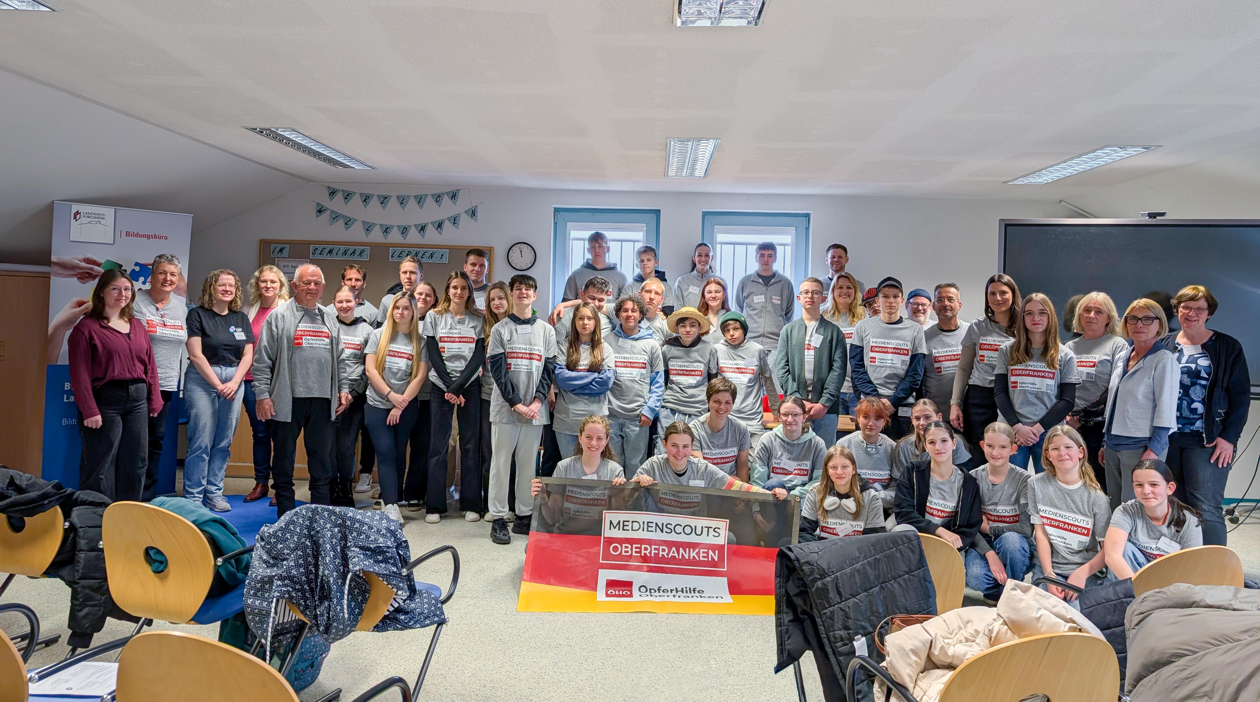 Gruppenbild des Medienscout-Tags der Mittel- und Förderschulen der Landkreise Bamberg und Forchheim Eine Gruppe von 50 meist jungen Menschen in grauen T-Shirts