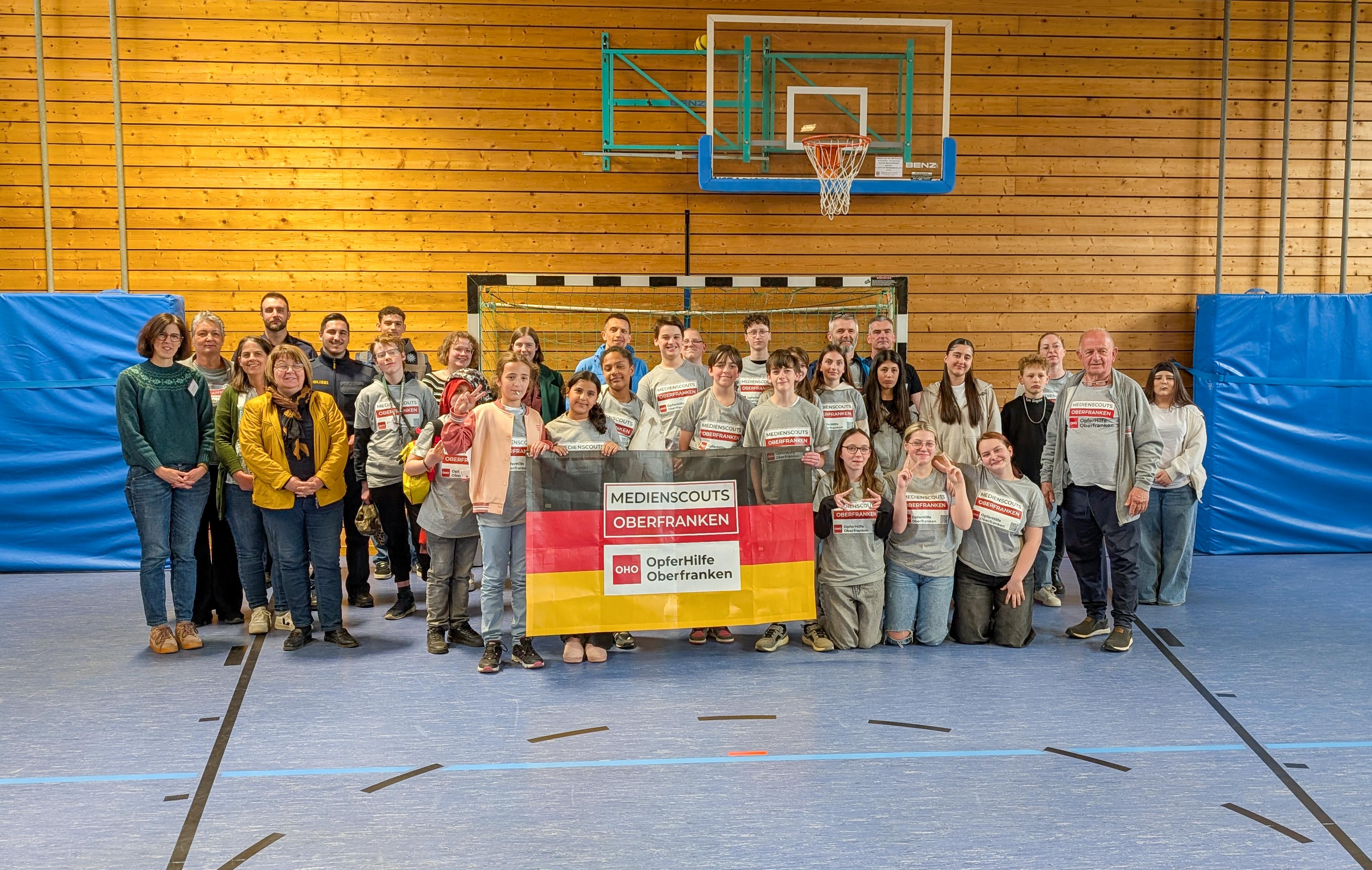 Gruppenbild des Medienscout-Tags der Mittel- und Förderschulen der Landkreise Hof und Wunsiedel Gruppenbild mit vielen Jugendlichen in einer Turnhalle: Medienscout-Tag der Mittel- und Förderschulen der Landkreise Hof und Wunsiedel