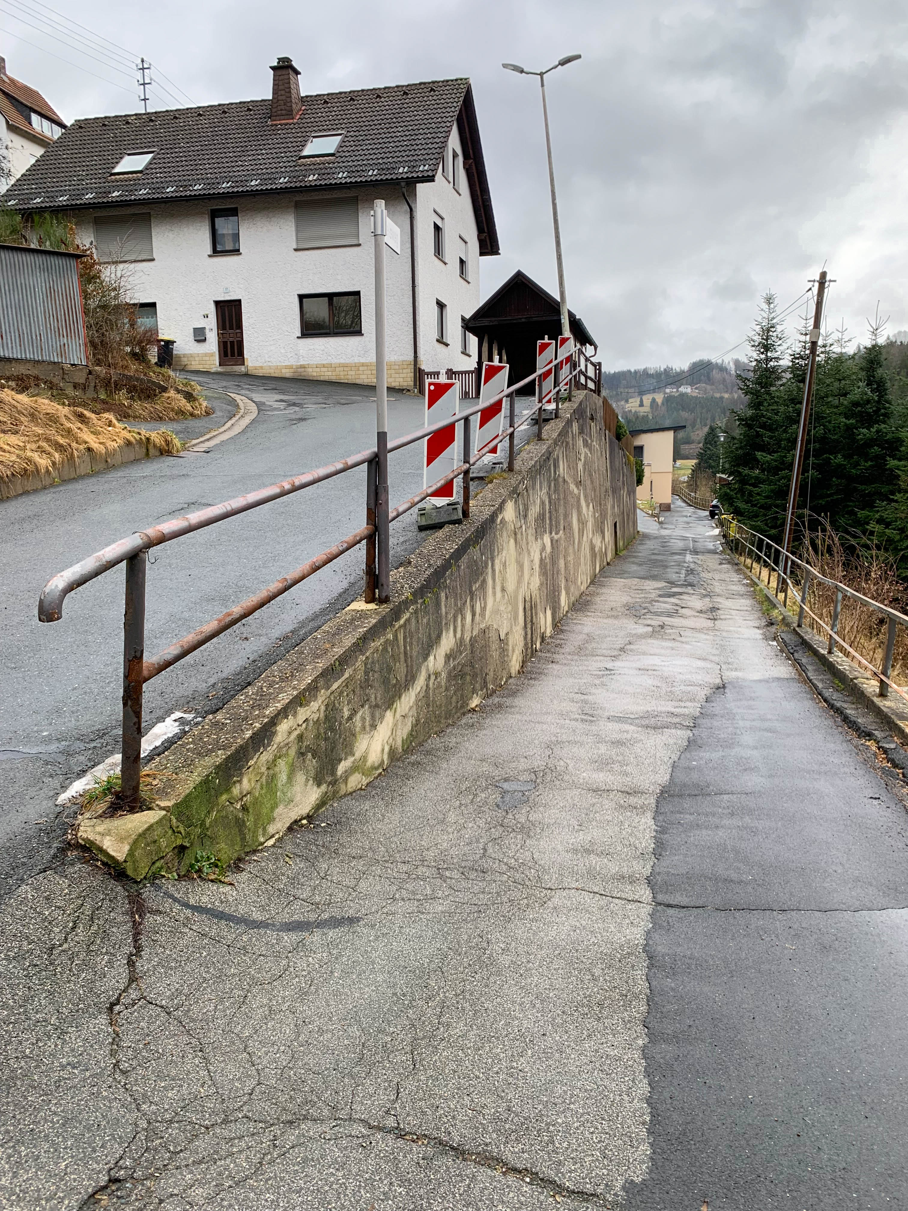 Ortsstraßen "Alte Poststraße" und "Felsweg" inkl. Stützmauer mit den Schäden im Bestand Ortsstraßen "Alte Poststraße" und "Felsweg" inkl. Stützmauer mit den Schäden im Bestand