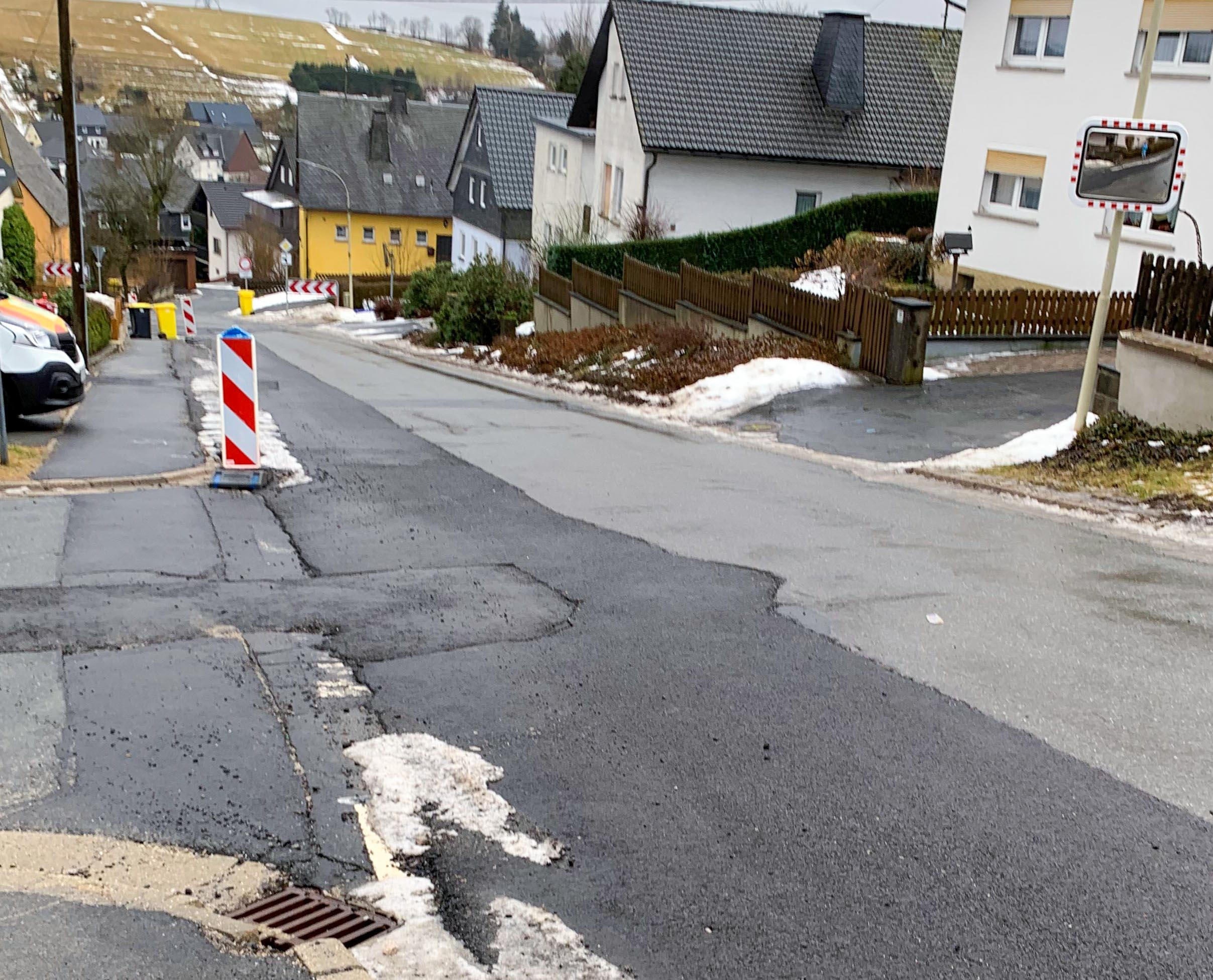 Kreisstraße KC 7, Lehestener Straße in Tschirn mit den Schäden im Bestand Straße in Tschirn mit den Schäden im Bestand